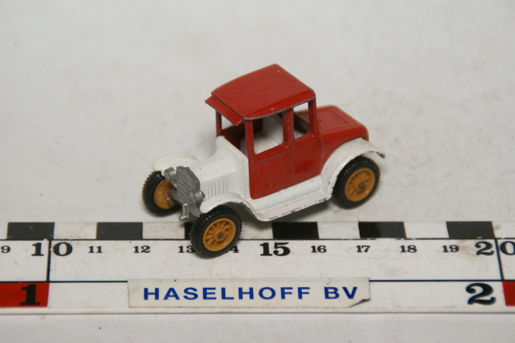 DSC07579 miniatuur 1919 T Ford rood wit ca 1op72 Best Box
