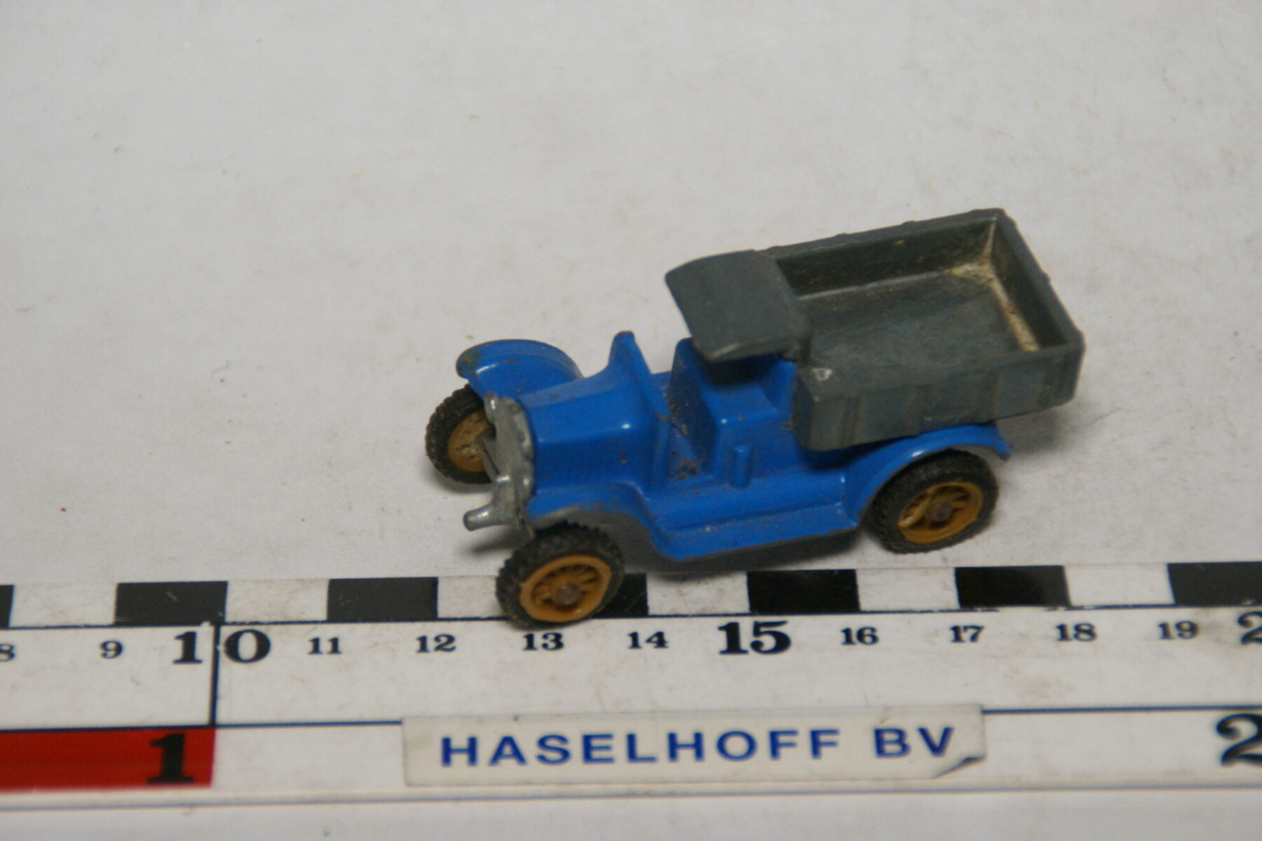 DSC07583 miniatuur 1919 T Ford pickup blauw grijs ca 1op72 Best Box