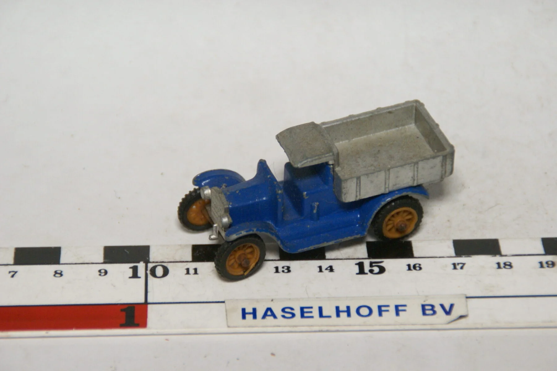 DSC07585 miniatuur 1919 T Ford pickup blauw zilver ca 1op72 Best Box