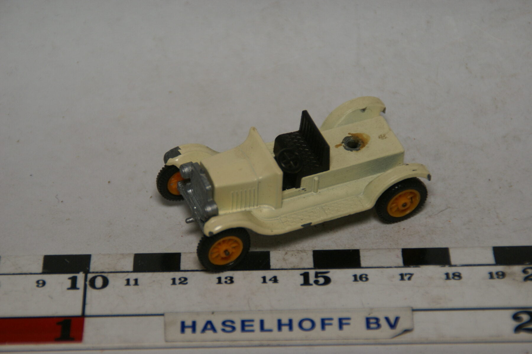 DSC07587 miniatuur 1919 T Ford creme ca 1op72 Efsi