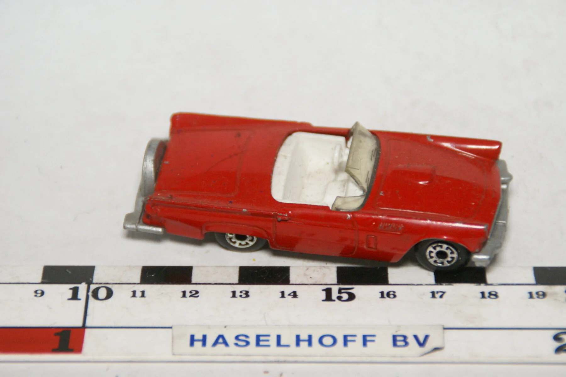 DSC07606 miniatuur 1957 Ford Thunderbird rood 1op63 Matchbox