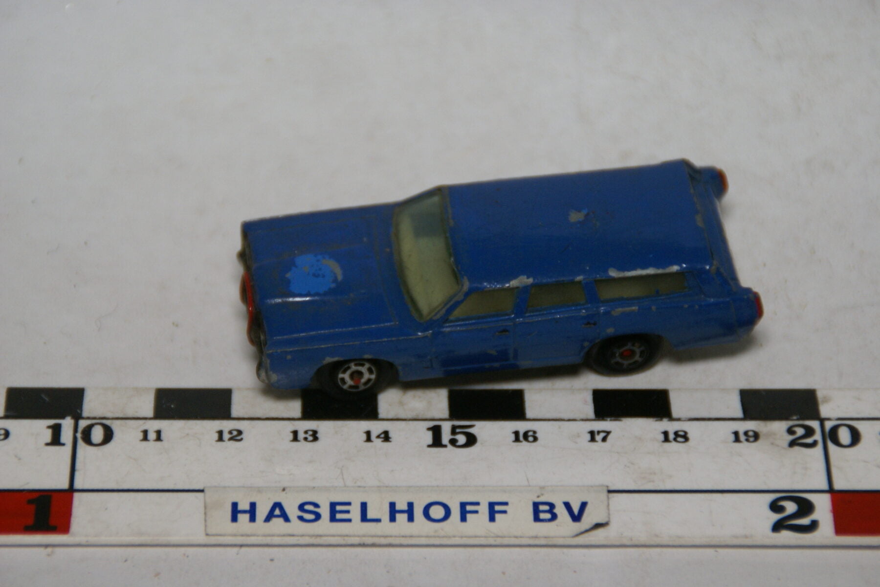 DSC07614 miniatuur Ford stationcar blauw ca 1op72 Yatming