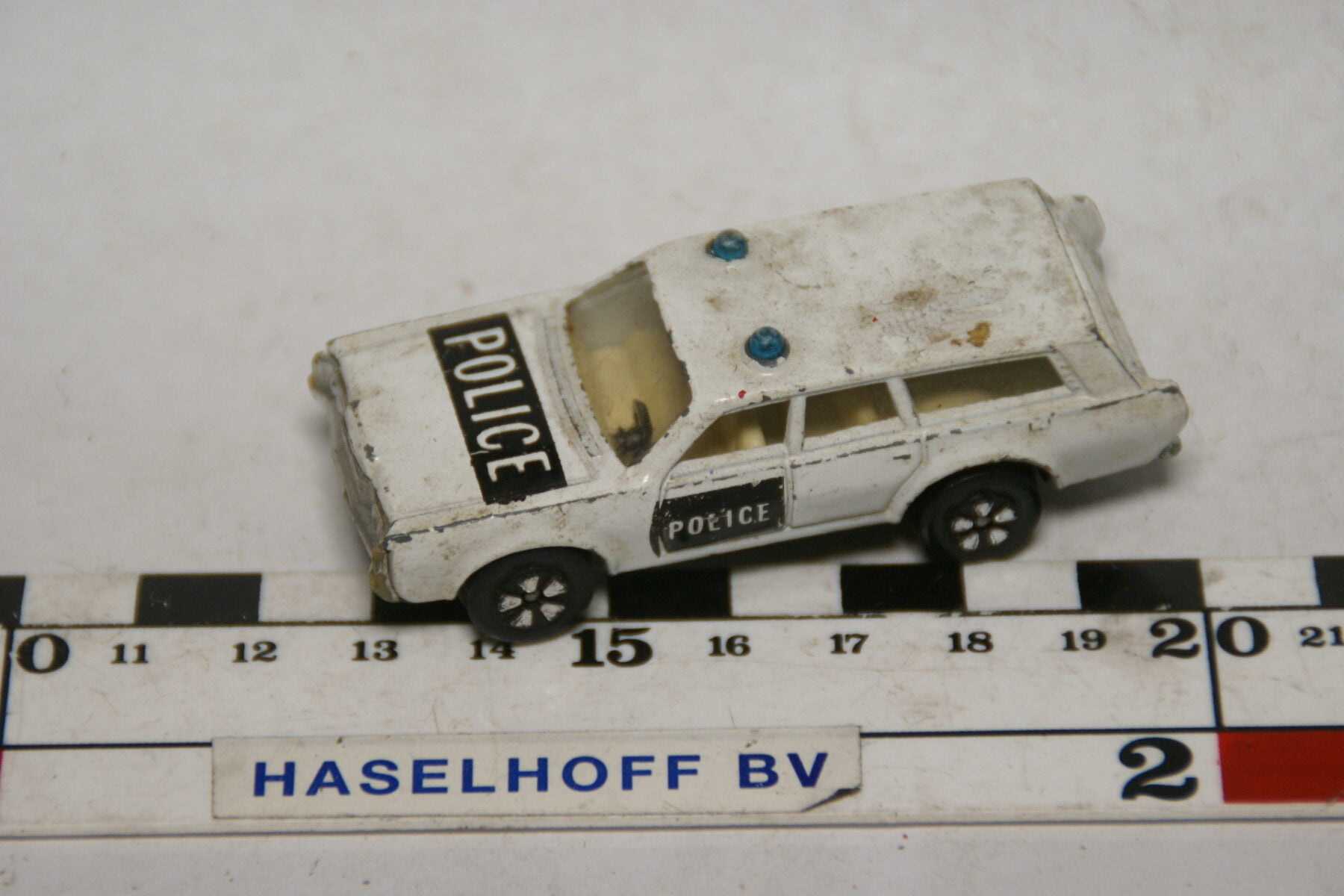 DSC07621 miniatuur Ford stationcar police ca 1op72 Playart