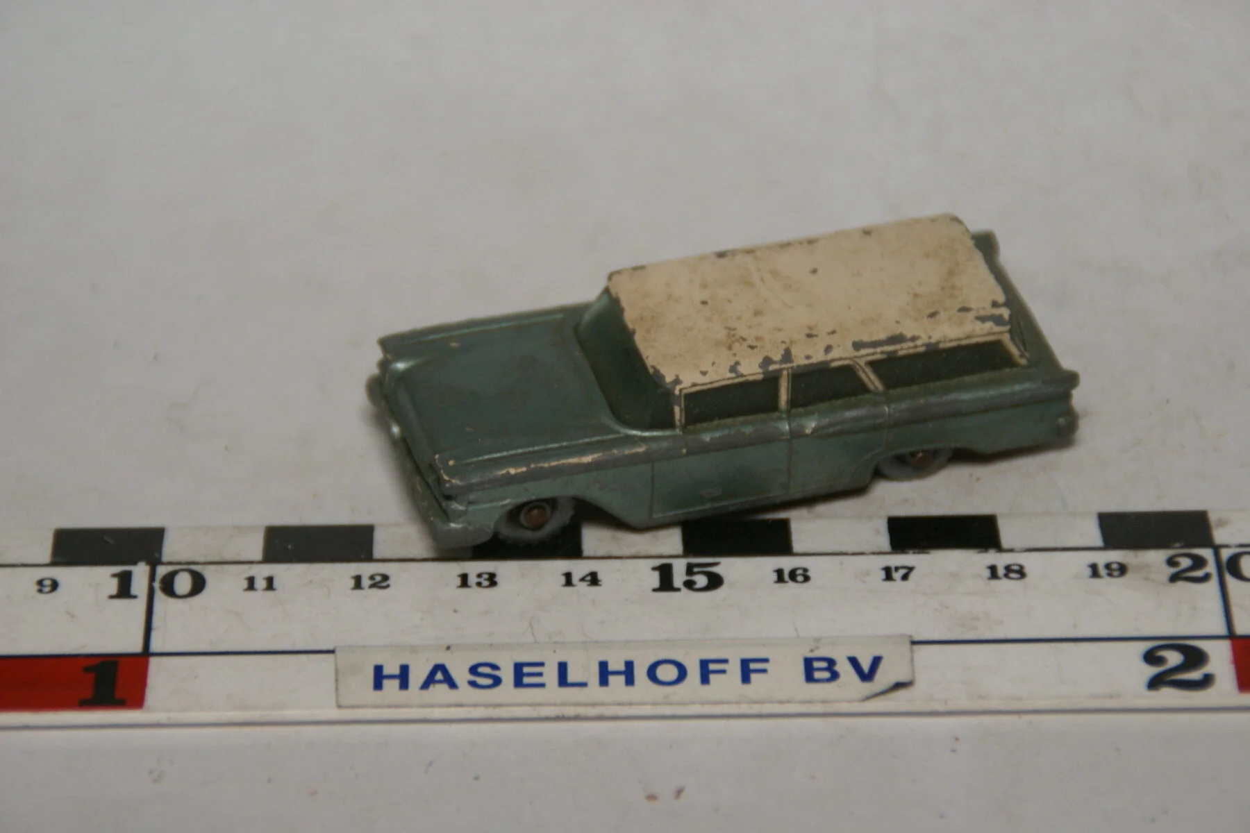 DSC07625 miniatuur Ford stationwagon groen ca 1op72 Lesney nr 31