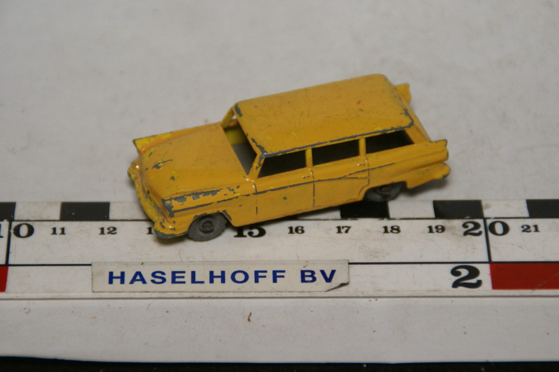 DSC07631 miniatuur Ford stationwagon geel ca 1op72 Matchbox nr 31