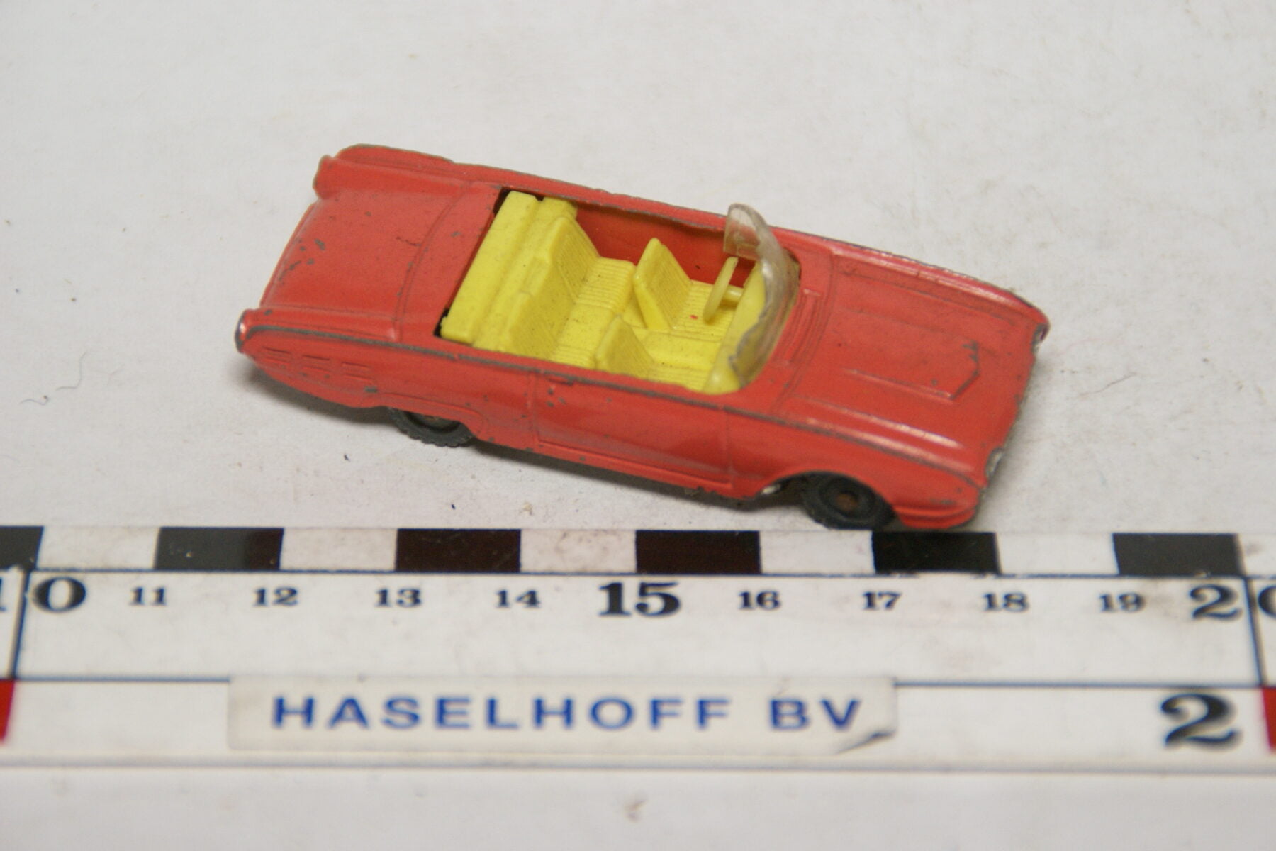 DSC07633 miniatuur Ford Thunderbird rose ca 1op72 Husky