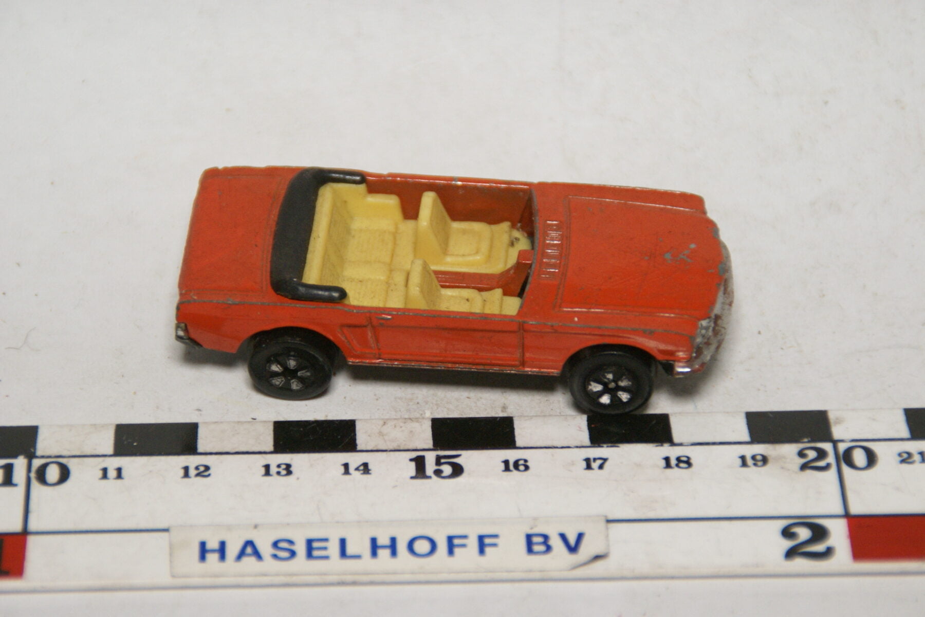 DSC07639 miniatuur Ford Mustang rood ca 1op72 Playart