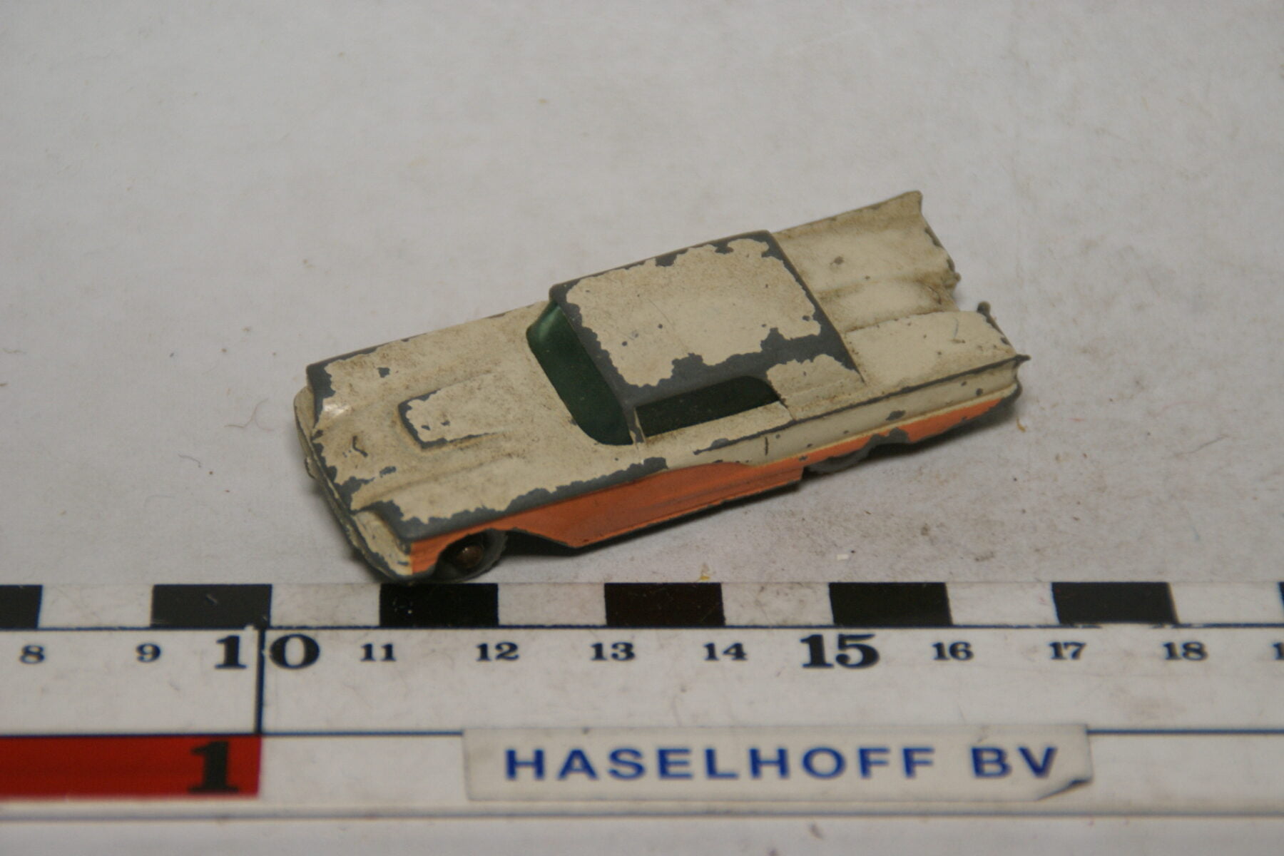 DSC07641 miniatuur Ford Thunderbird wit rose ca 1op72 Matchbox nr 75