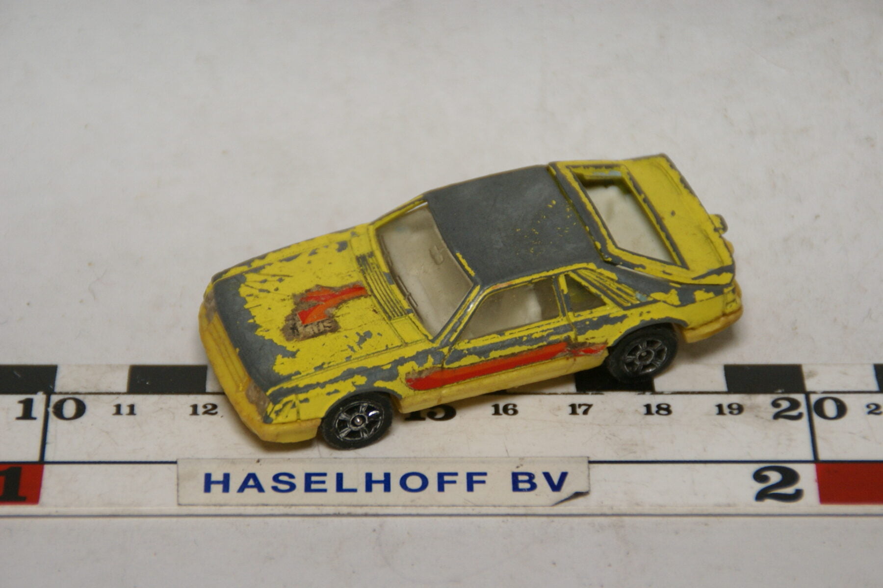 DSC07647 miniatuur Ford Mustang Cobra geel ca 1op72