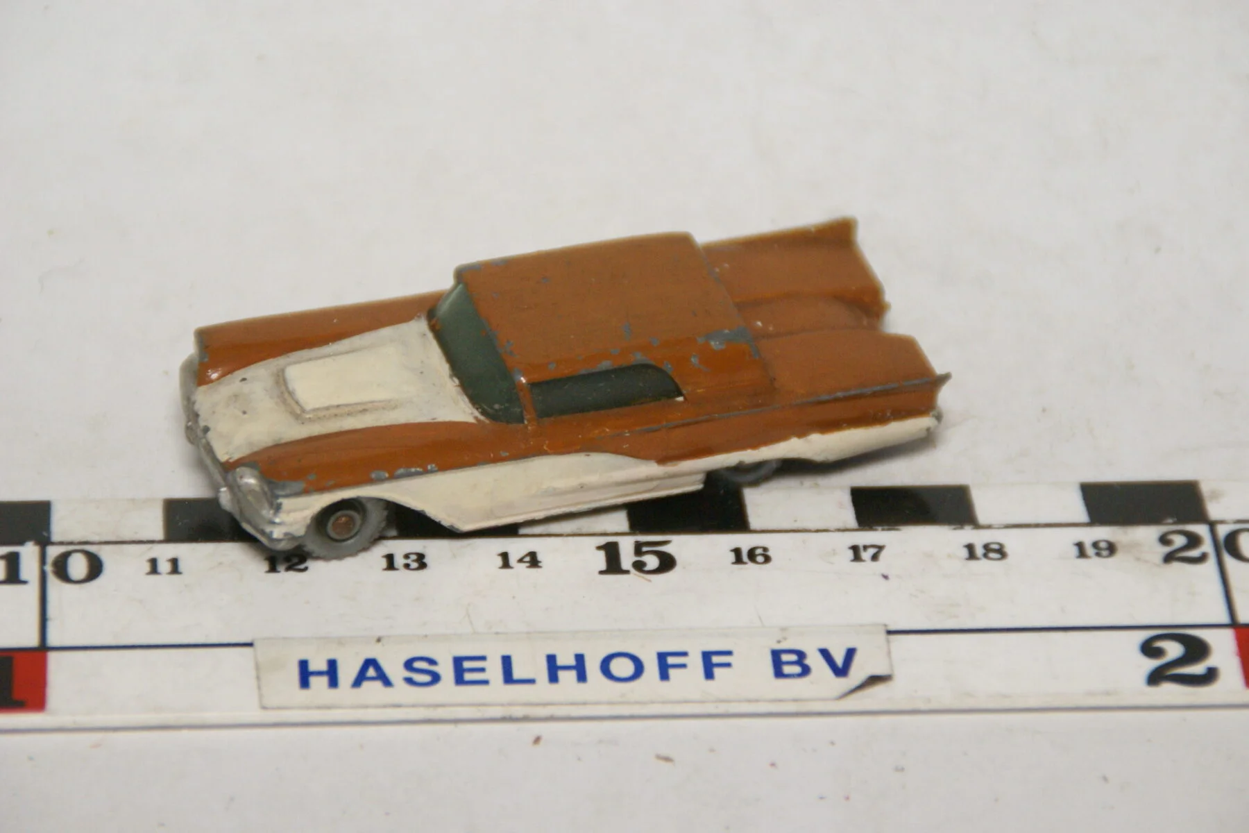 DSC07657 miniatuur Ford Thunderbird wit bruin ca 1op72 Matchbox nr 75