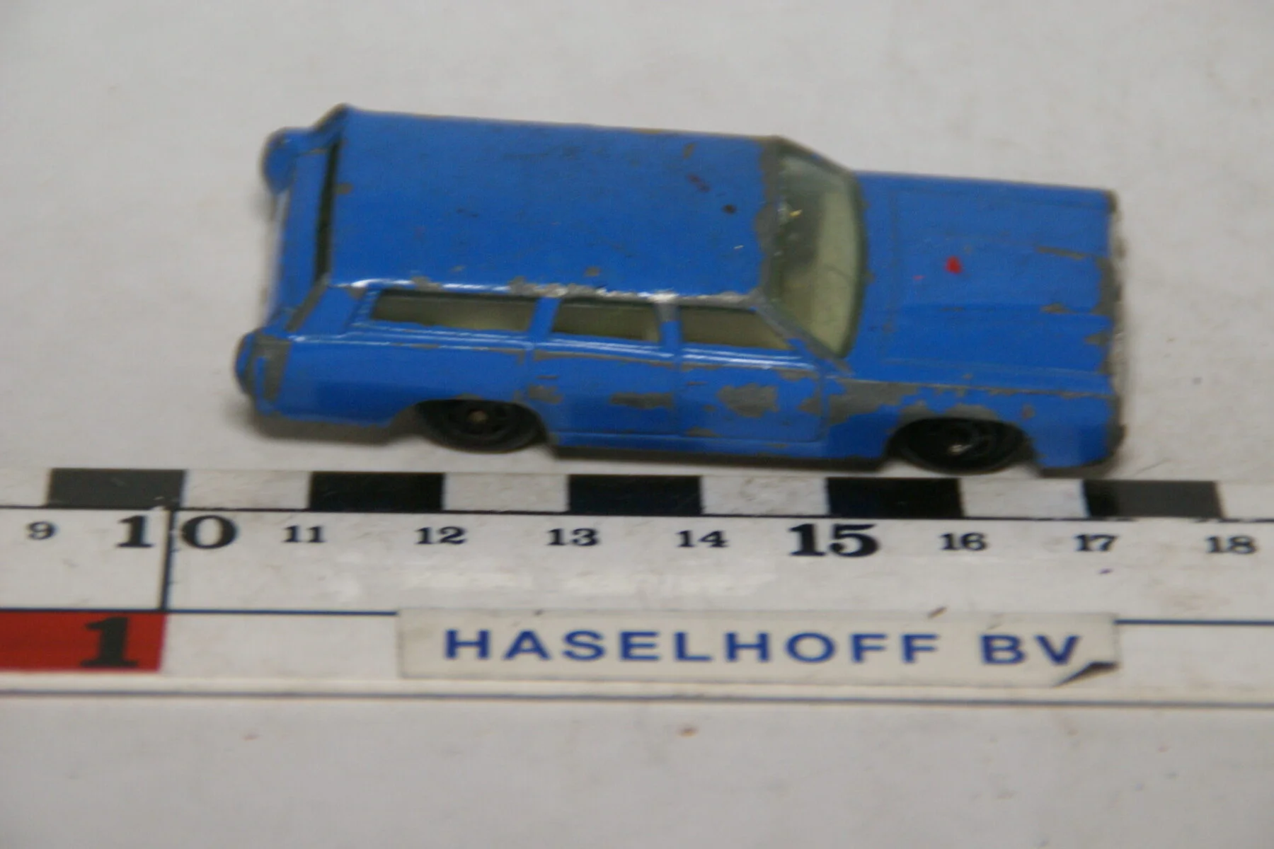 DSC07675 miniatuur Ford stationwagon blauw ca 1op72 Yatming nr 1015