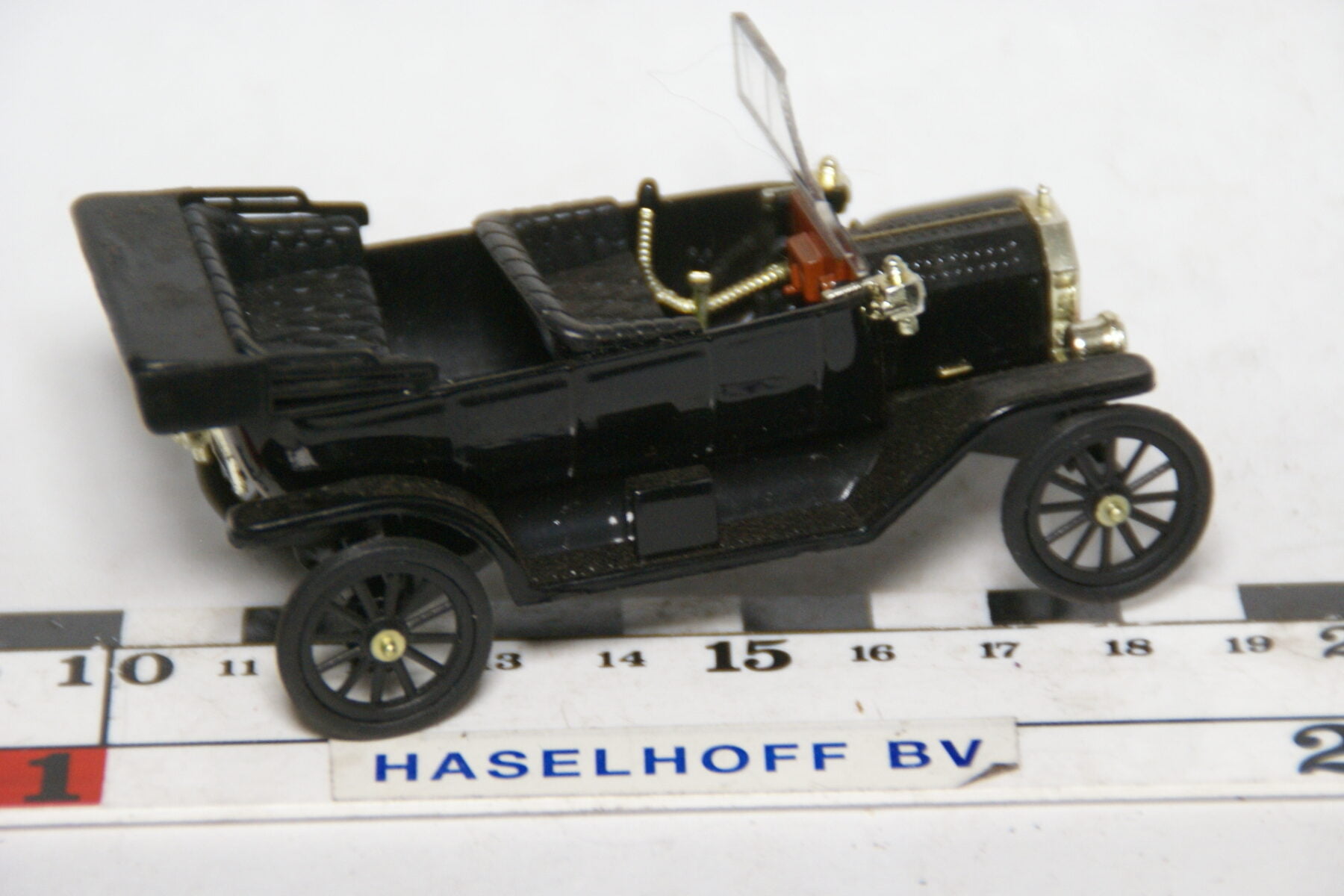 DSC07681 miniatuur 1919 T Ford zwart ca 1op43 DelPrado