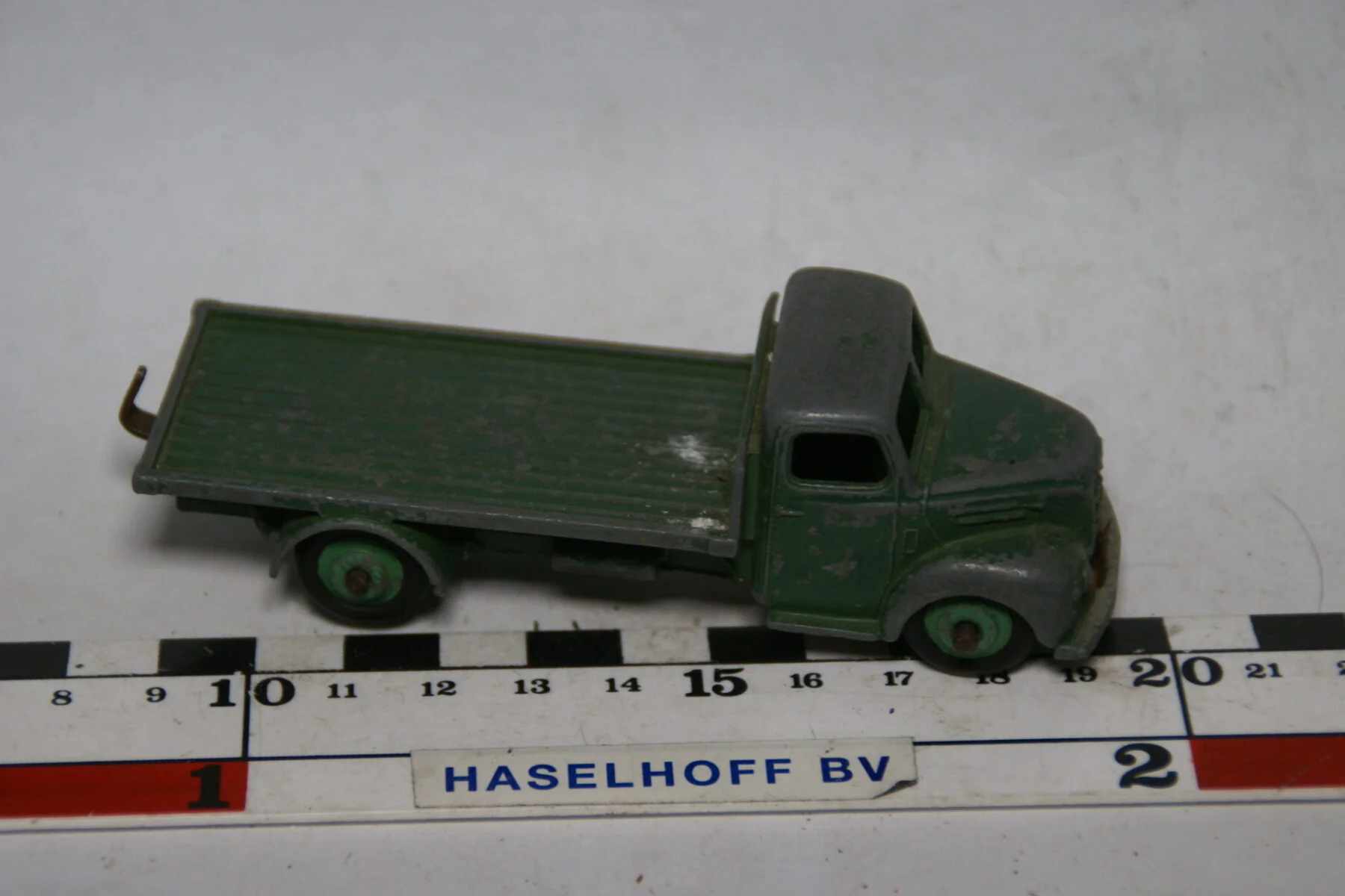 DSC07703 miniatuur Fordson vrachtauto groen ca 1op43 Dinky Toys nr 422
