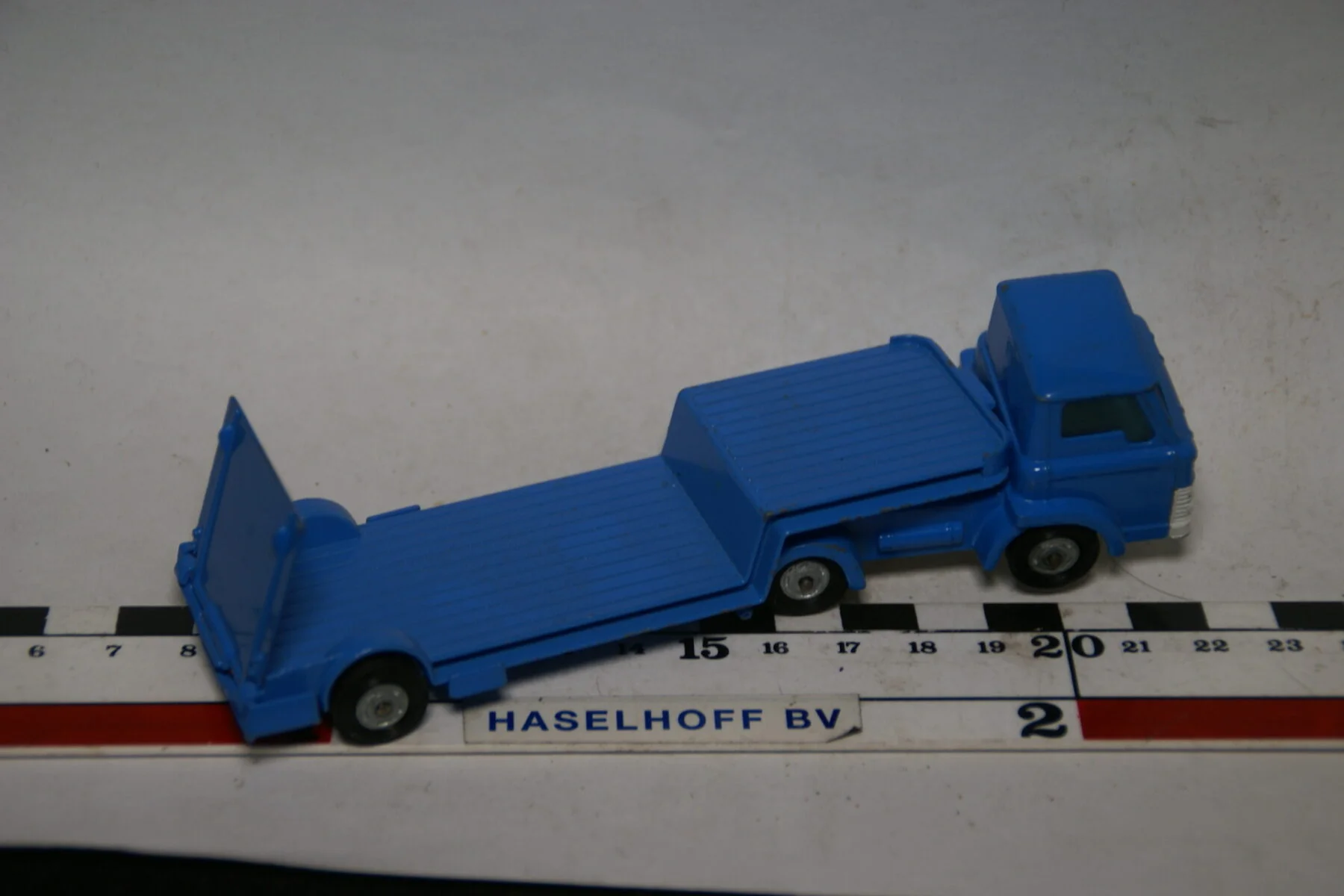 DSC07707 miniatuur Ford D series oplegger blauw 1op50 Husky