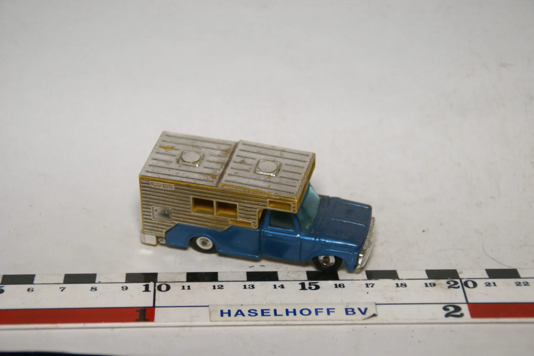 DSC07715 miniatuur Ford Camper blauw chroom ca 1op70 Husky