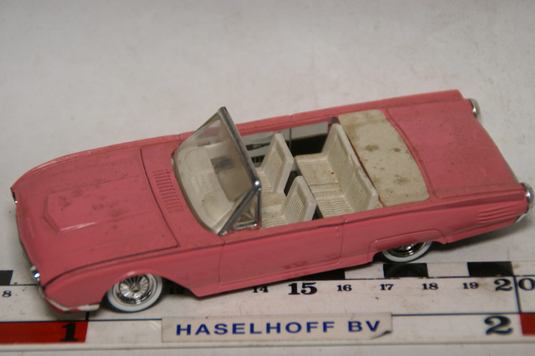 DSC07735 miniatuur 1961 Ford Thunderbird rose ca 1op43 Solido nr 4504