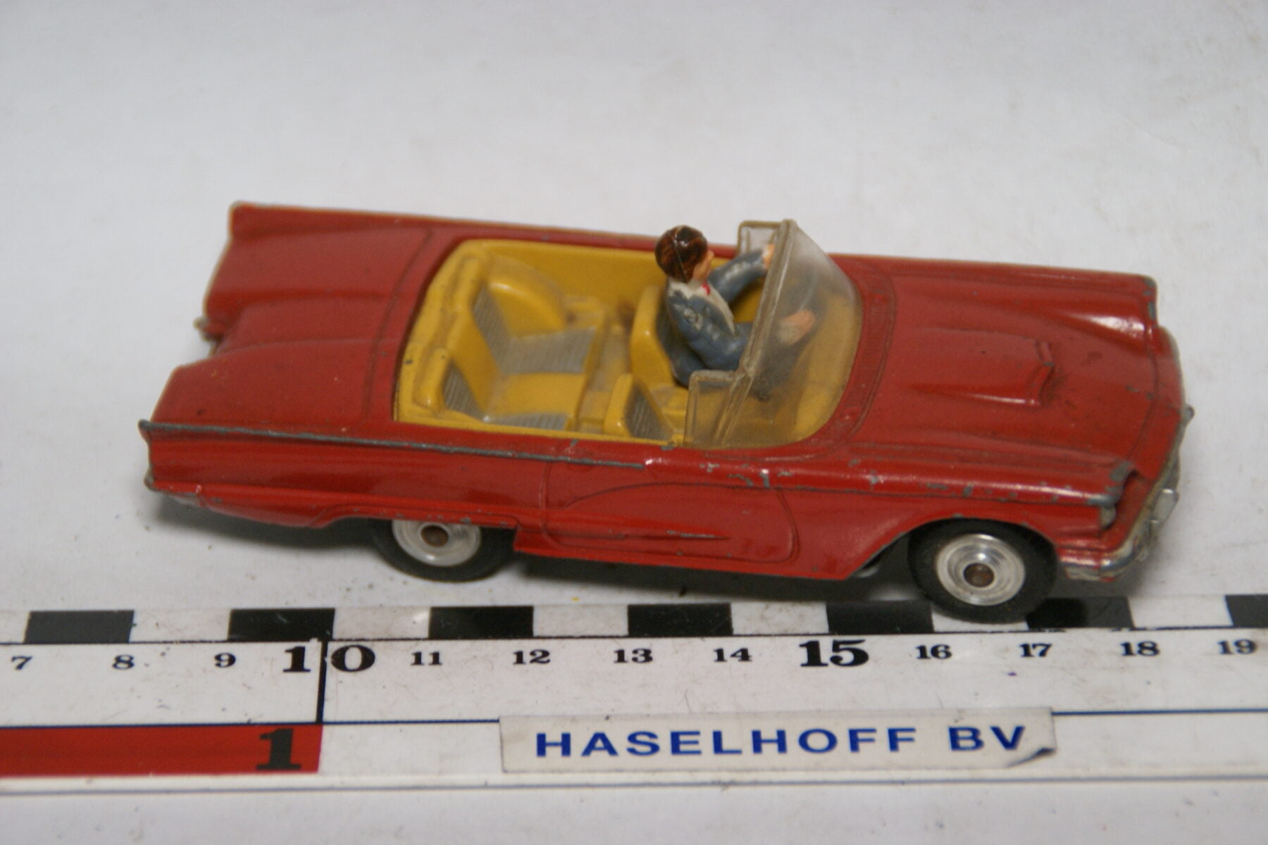 DSC07741 miniatuur Ford Thunderbird rood 1op43 Corgi Toys