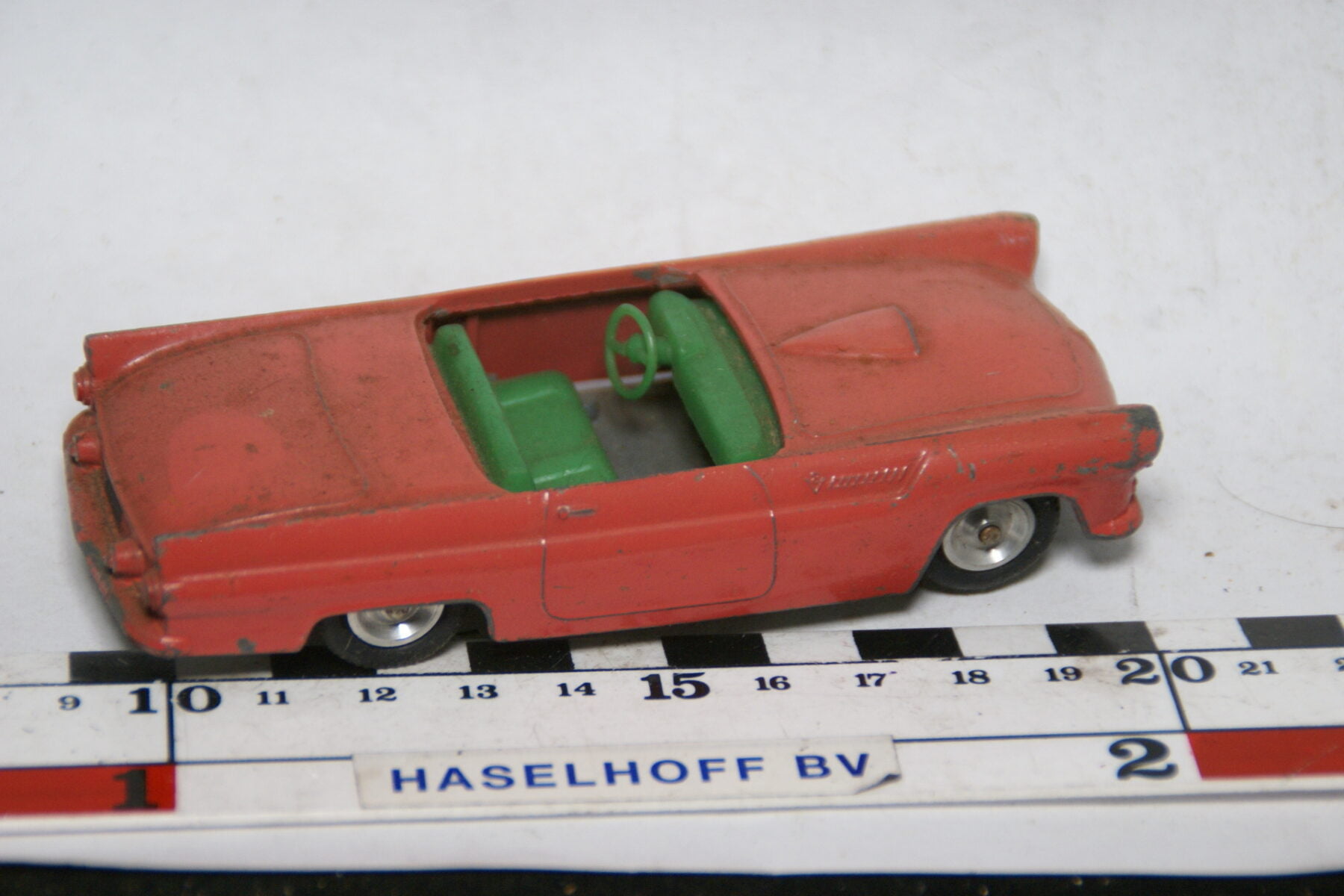 DSC07748 miniatuur Ford Thunderbird rose 1op43 Solido