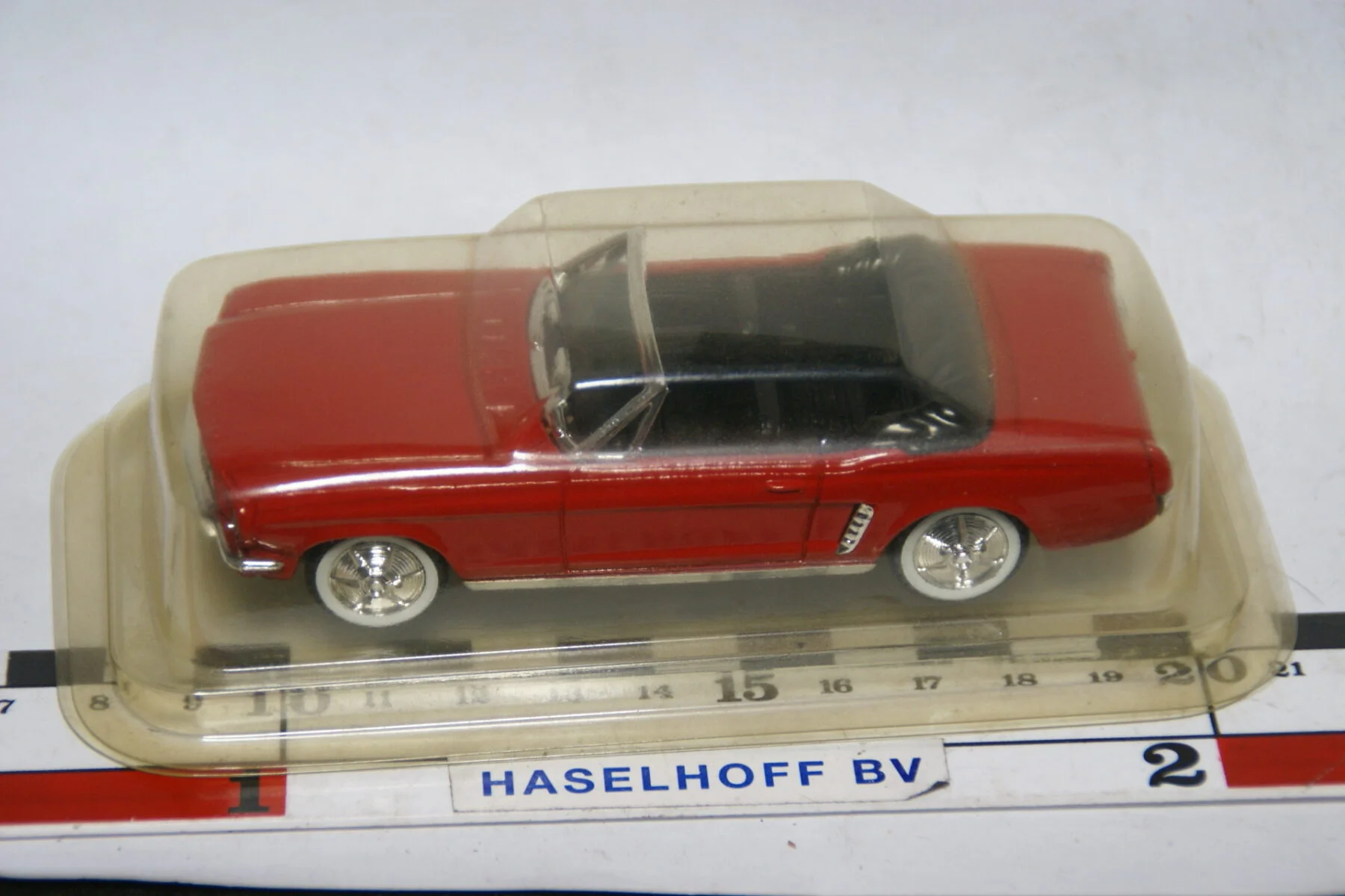 DSC07761 miniatuur 1964 Ford Mustang cabriolet rood 1op43 Solido MB