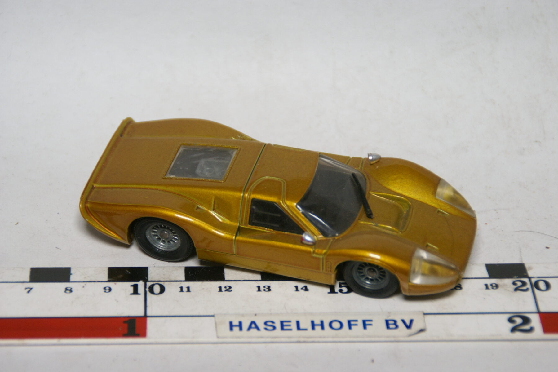 DSC07765 miniatuur 1969 Ford MkIV goud 1op43 Solido nr 170 mint