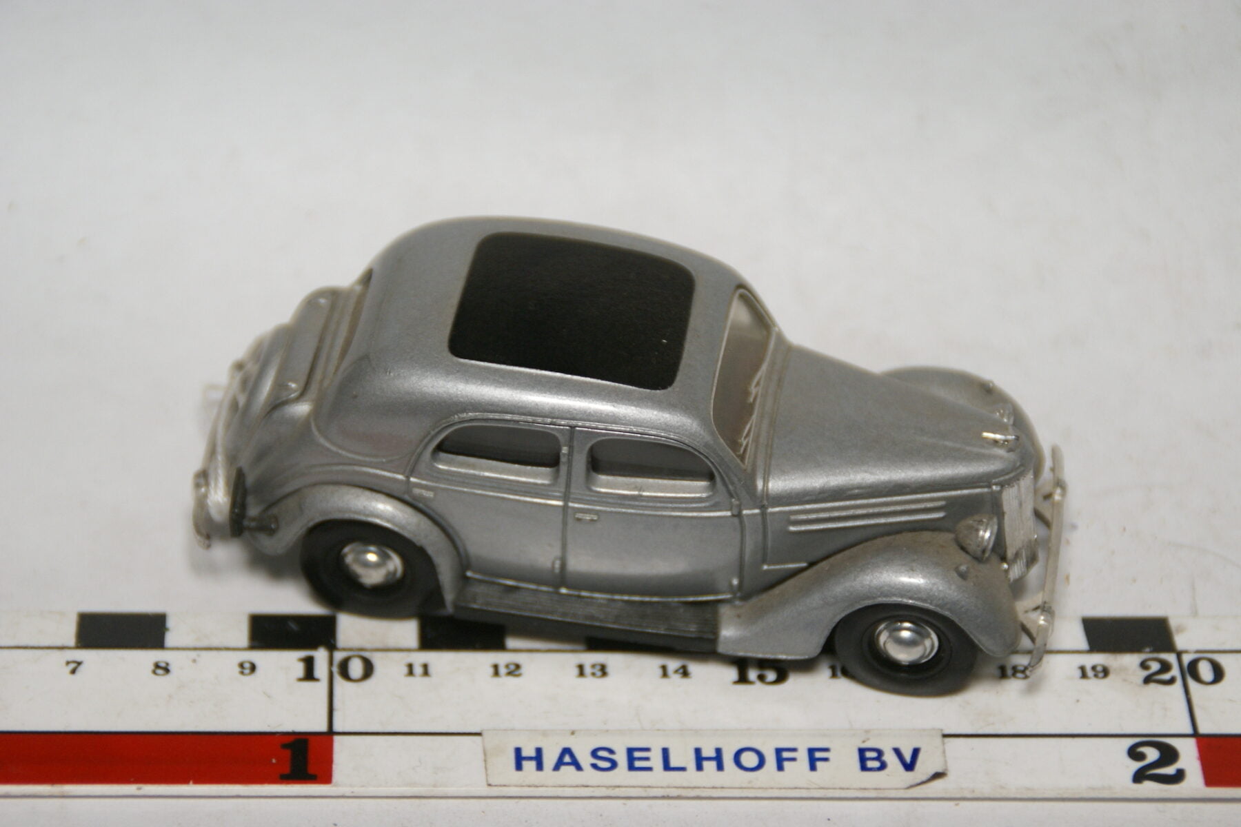 DSC07771 miniatuur 1949 Ford Pilot grijsm 1op43 Dinky Matchbox mint