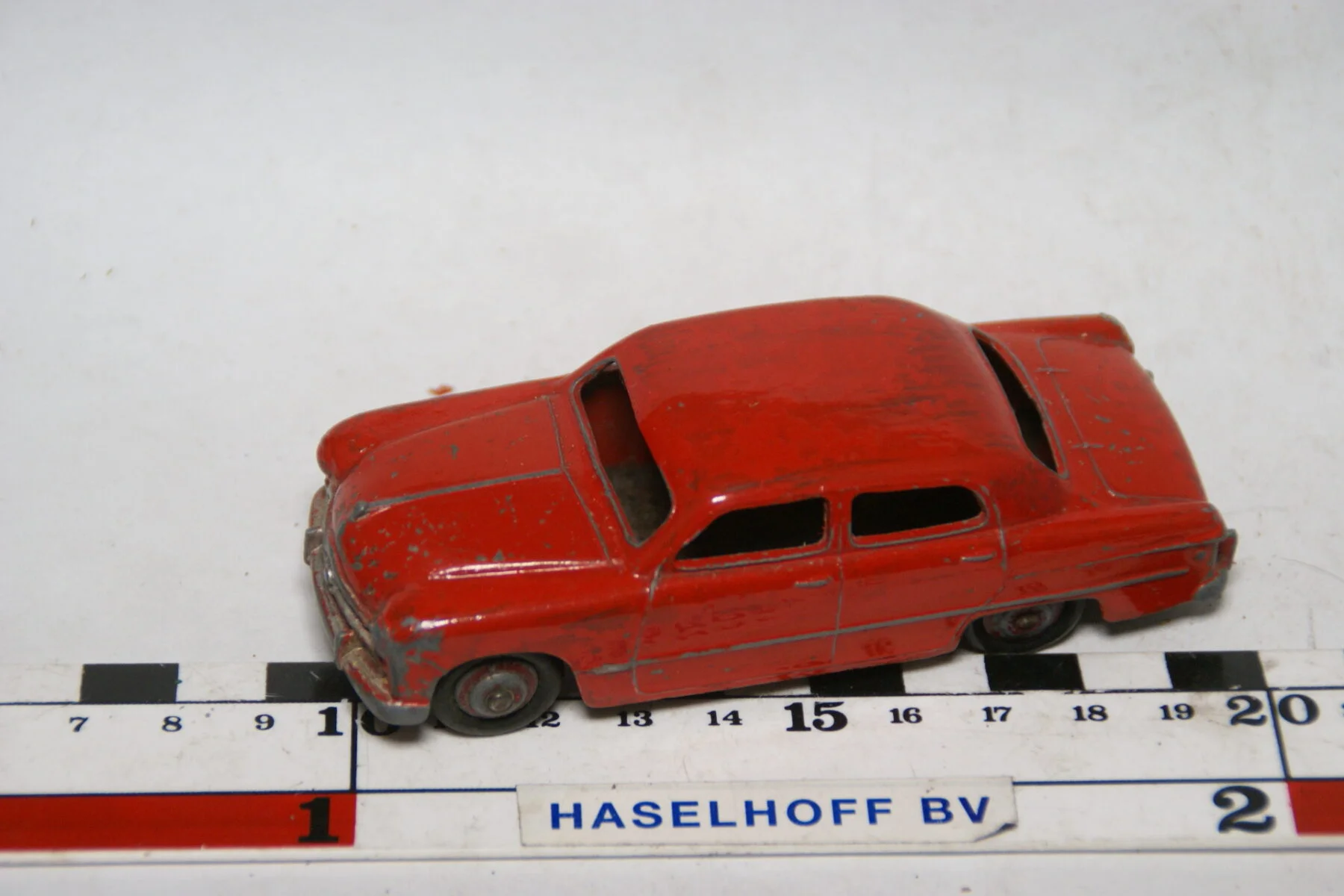 DSC07775 miniatuur Ford sedan rood 1op43 Dinky Toys