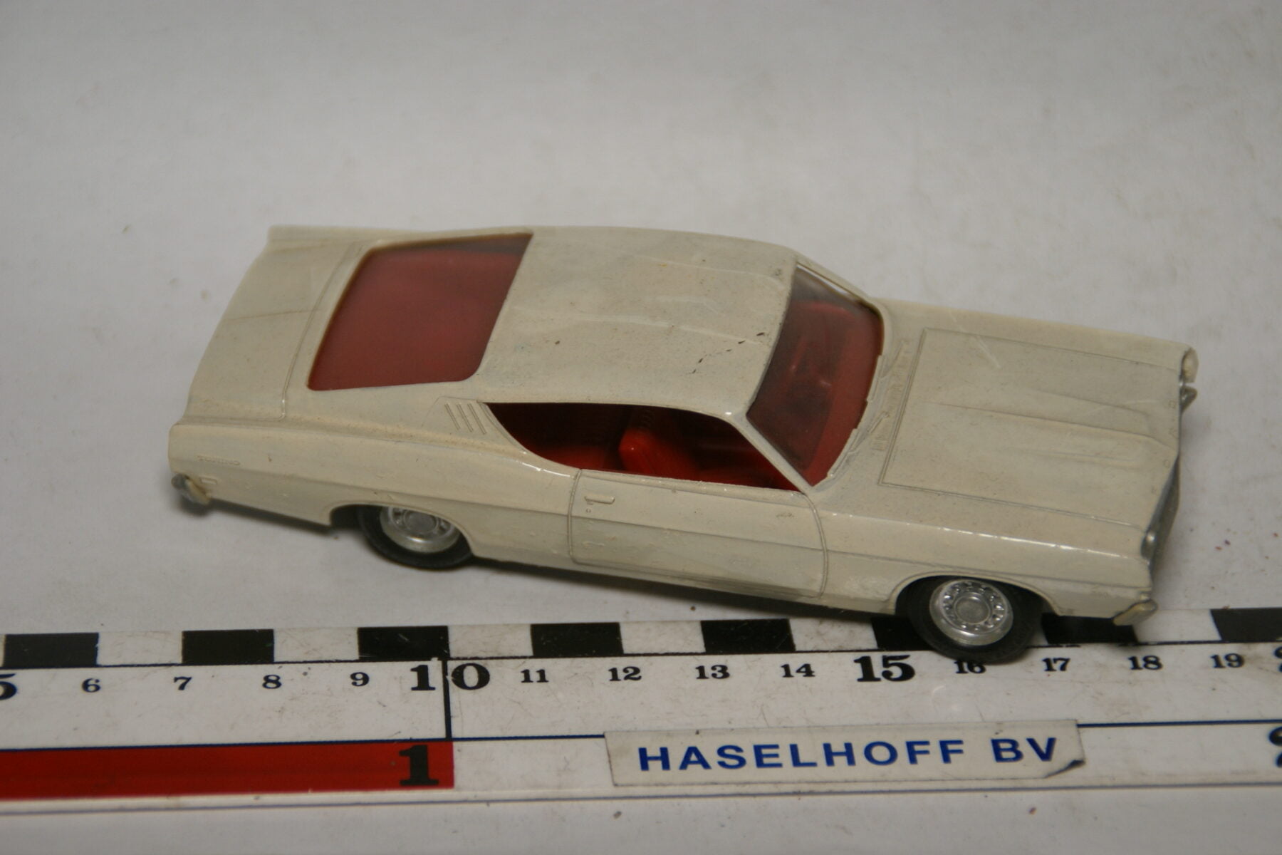 DSC07781 miniatuur Ford coupe wit 1op43