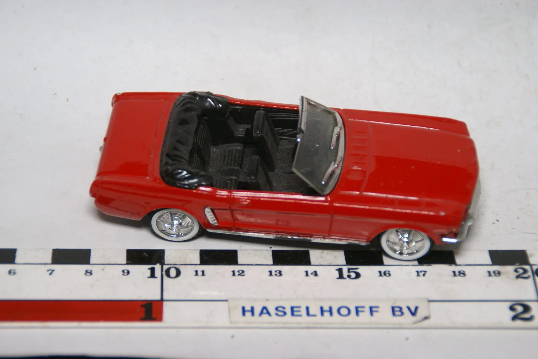 DSC07783 miniatuur Ford Mustang cabriolet rood 1op43 Solido mint