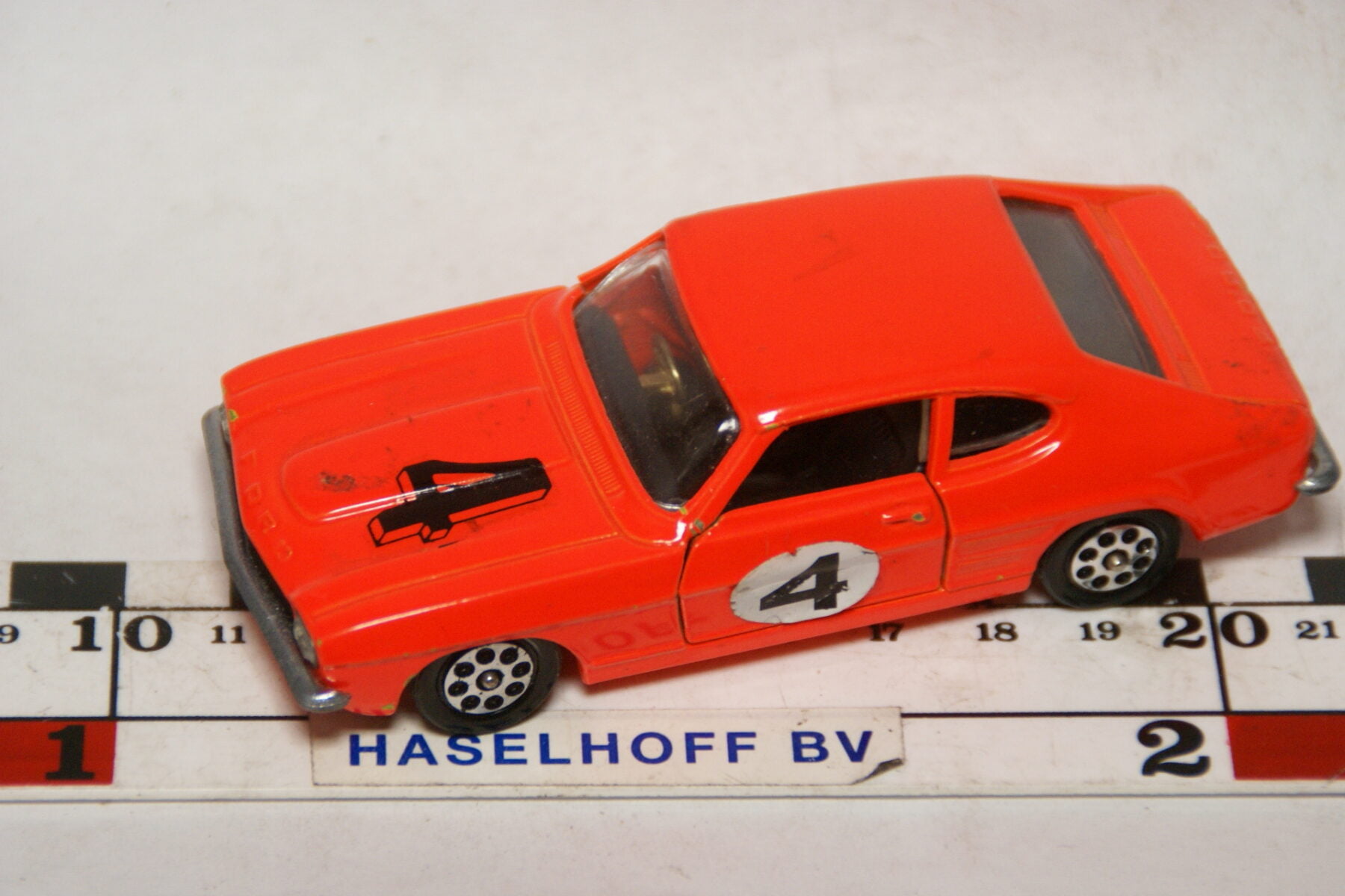 DSC07795 miniatuur Ford Capri 3l GT rood 1op43 Corgi Toys