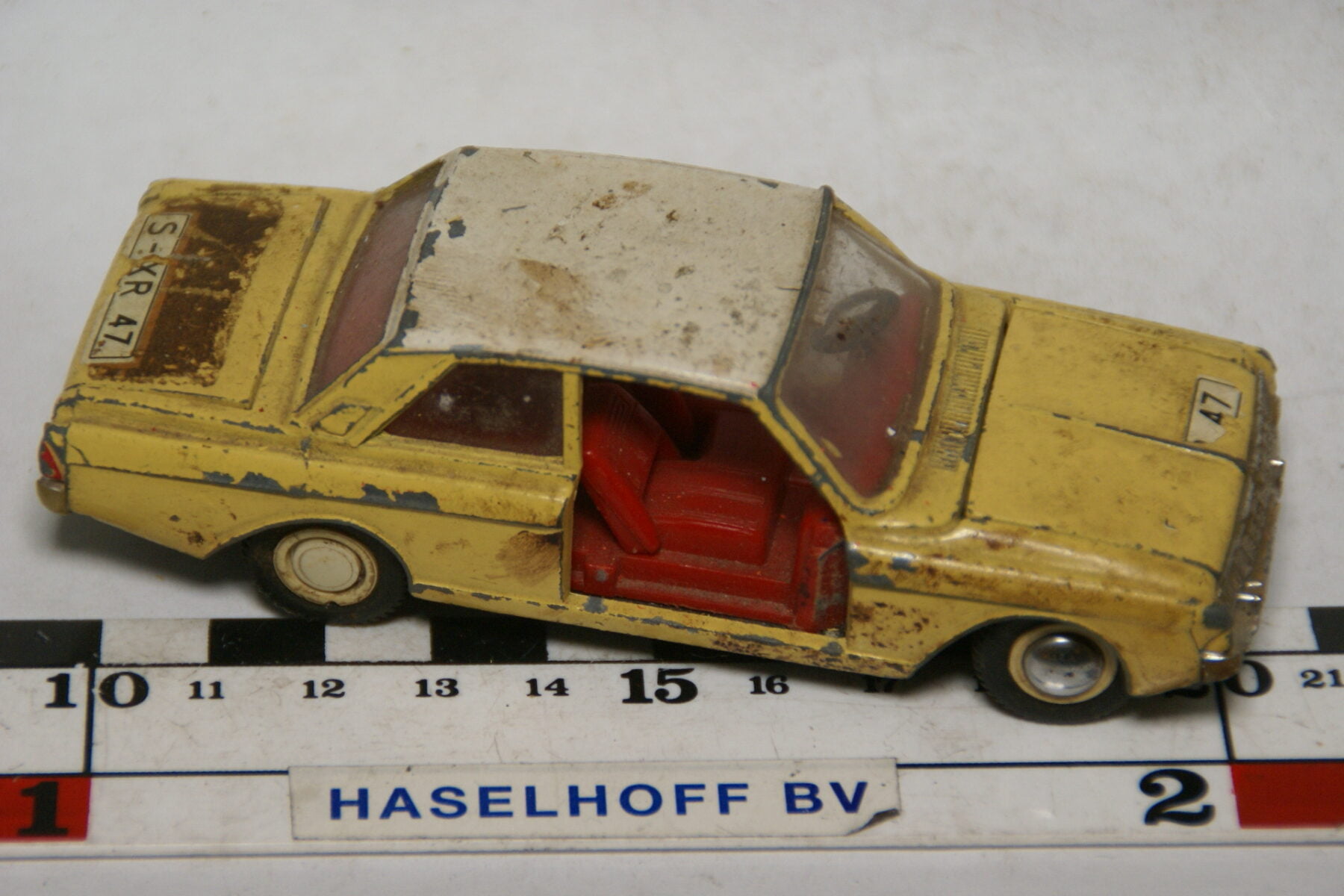 DSC07799 miniatuur Ford Taunus geel wit 1op43 Dinky Toys