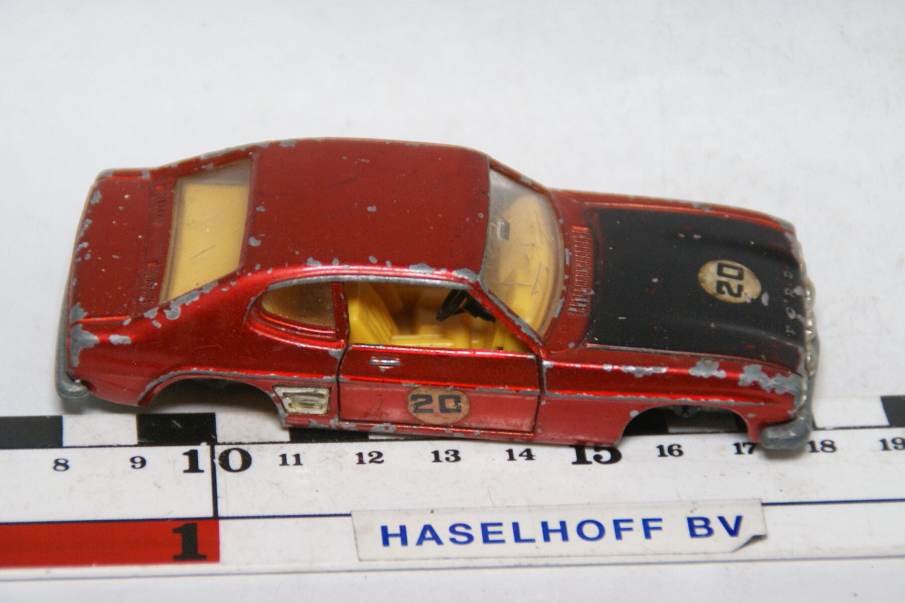 DSC07823 miniatuur Ford Capri rood 1op43 Dinky Toys