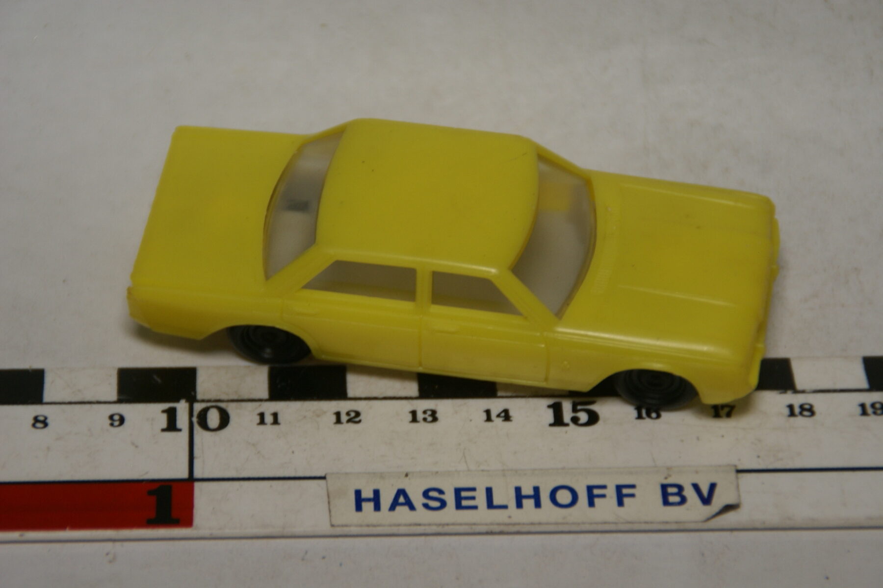 DSC07825 miniatuur Ford Taunus geel ca 1op50 West Germany