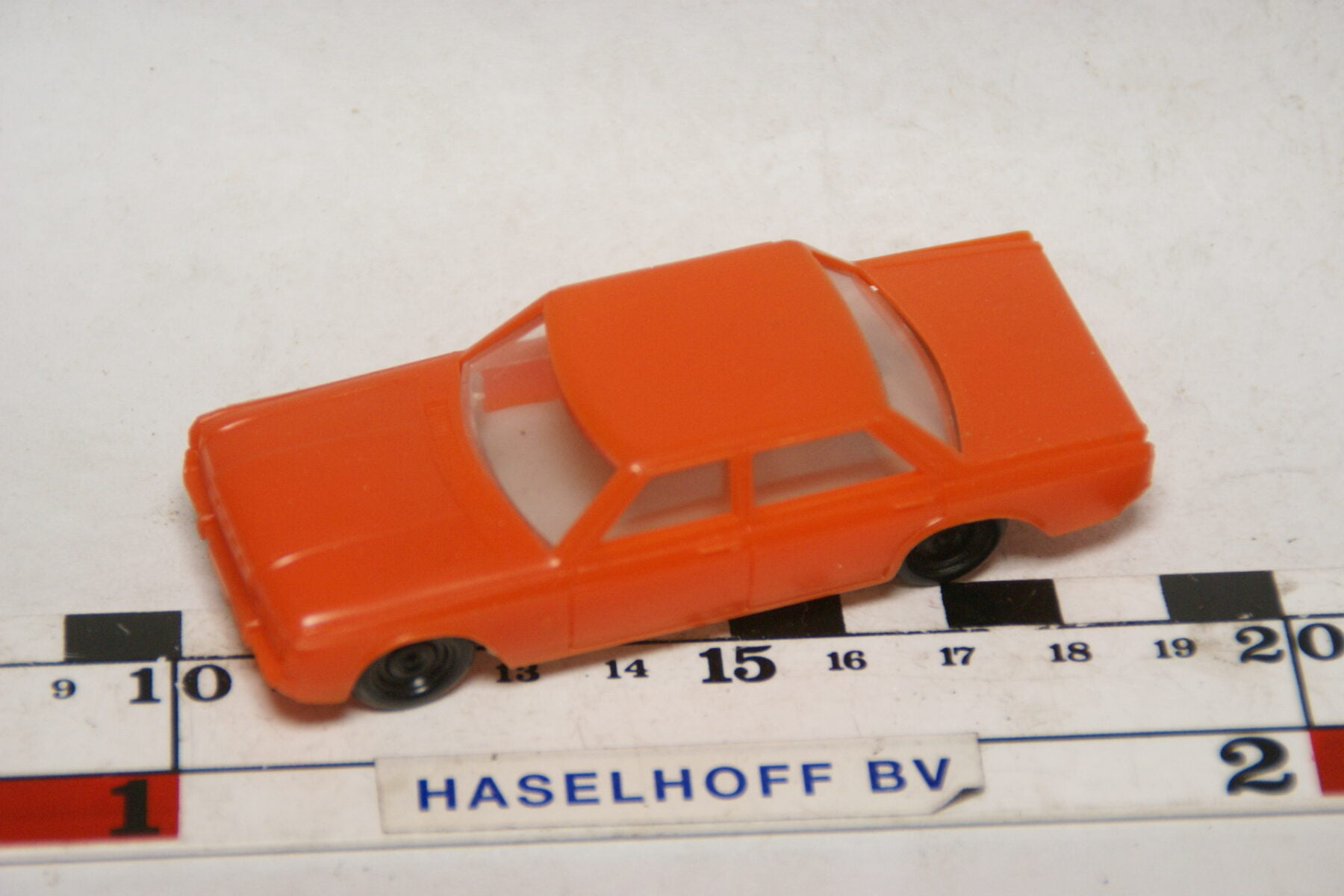 DSC07827 miniatuur Ford Taunus oranje ca 1op50 West Germany