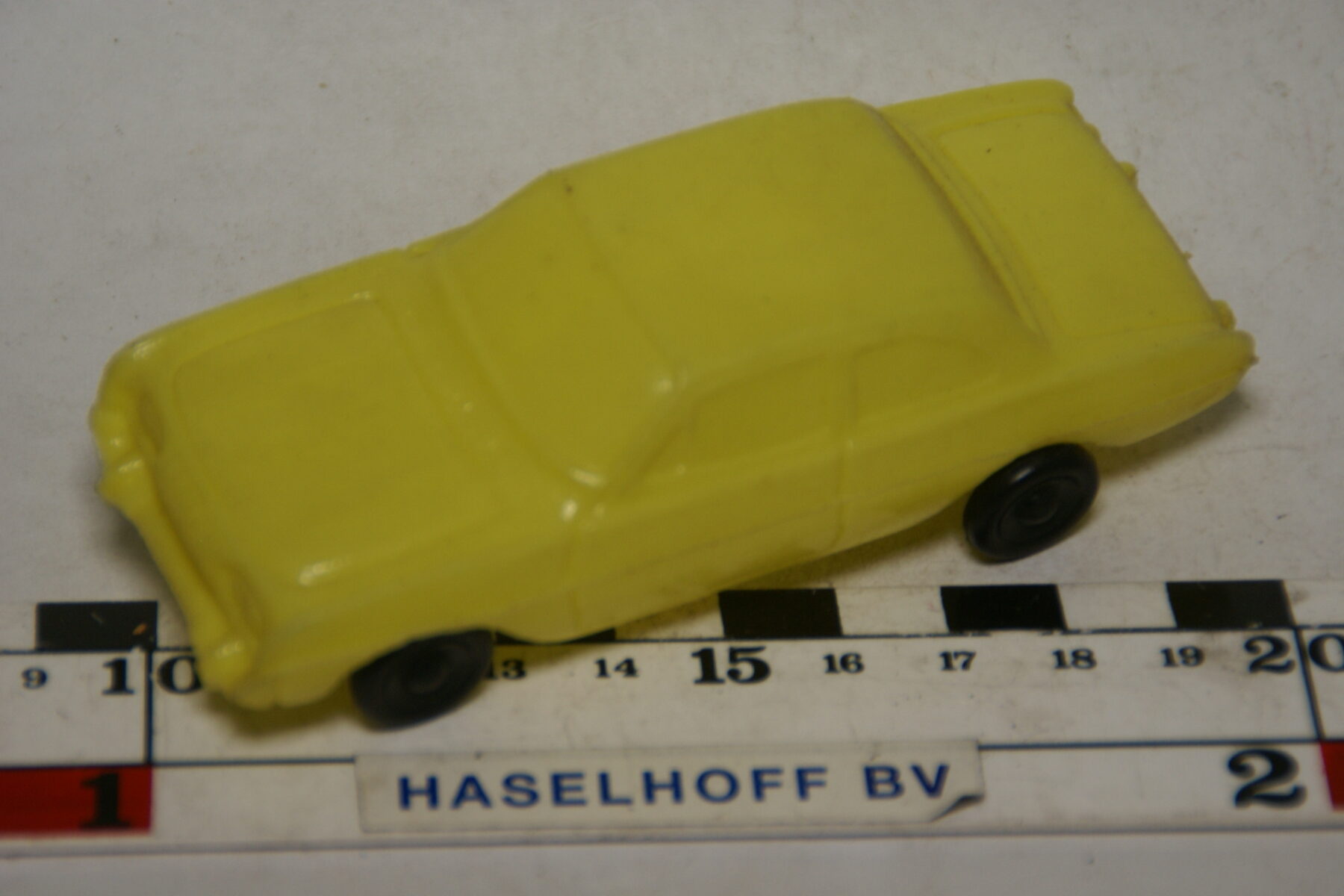 DSC07831 miniatuur Ford Taunus geel 1op43 plastic