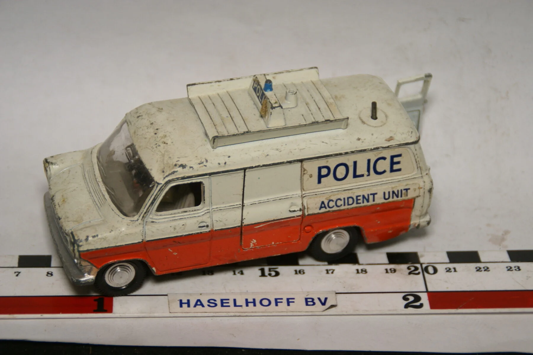 DSC07835 miniatuur Ford Transit police 1op43 Dinky Toys