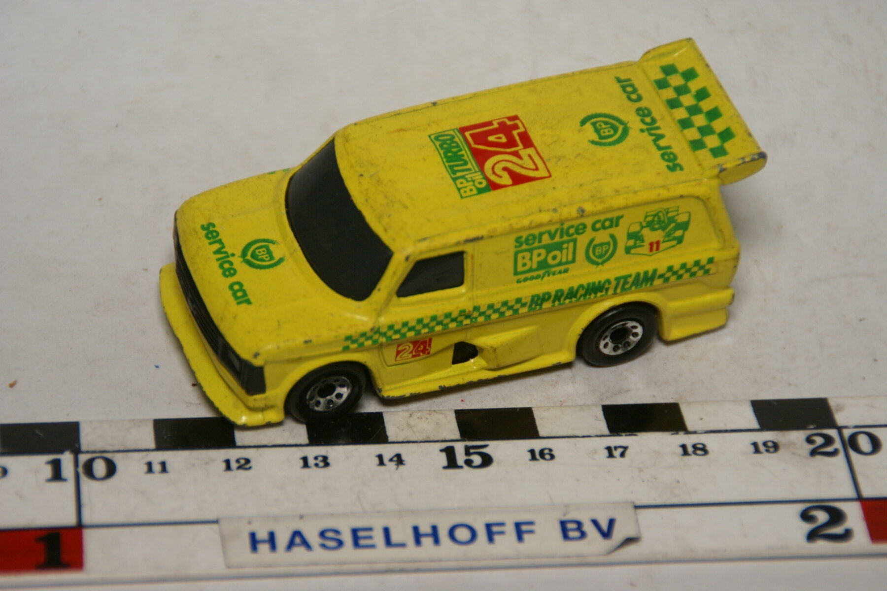 DSC07860 miniatuur 1970 Ford Transit Supervan geel ca 1op70 Matcbox