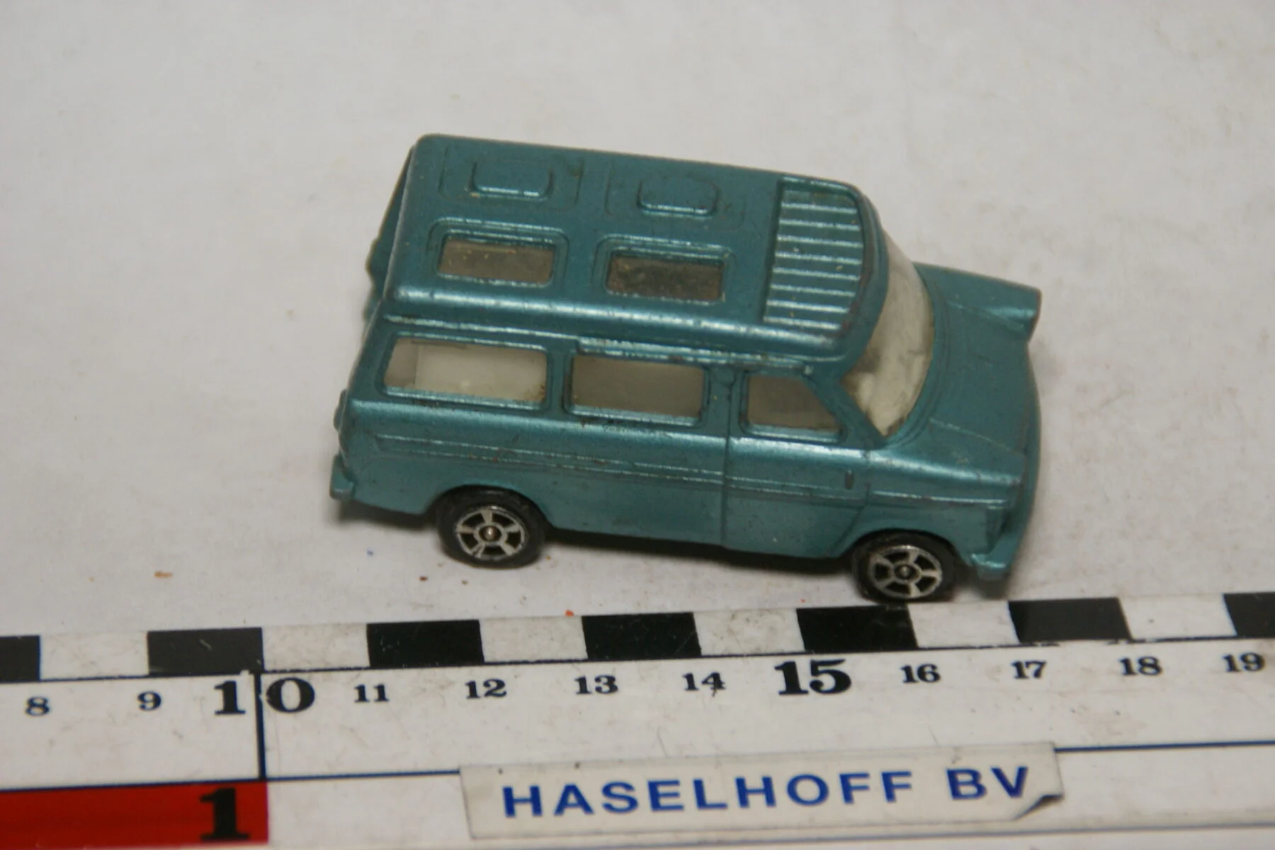 DSC07862 miniatuur ca 1970 Ford Transit caravan groen ca 1op70 Corgi Juniors