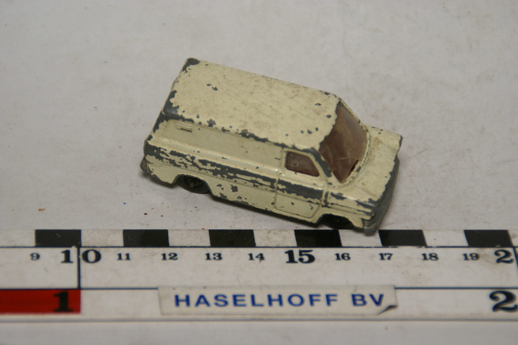 DSC07864 miniatuur Ford Transit van wit ca 1op70 made in Holland nr 411