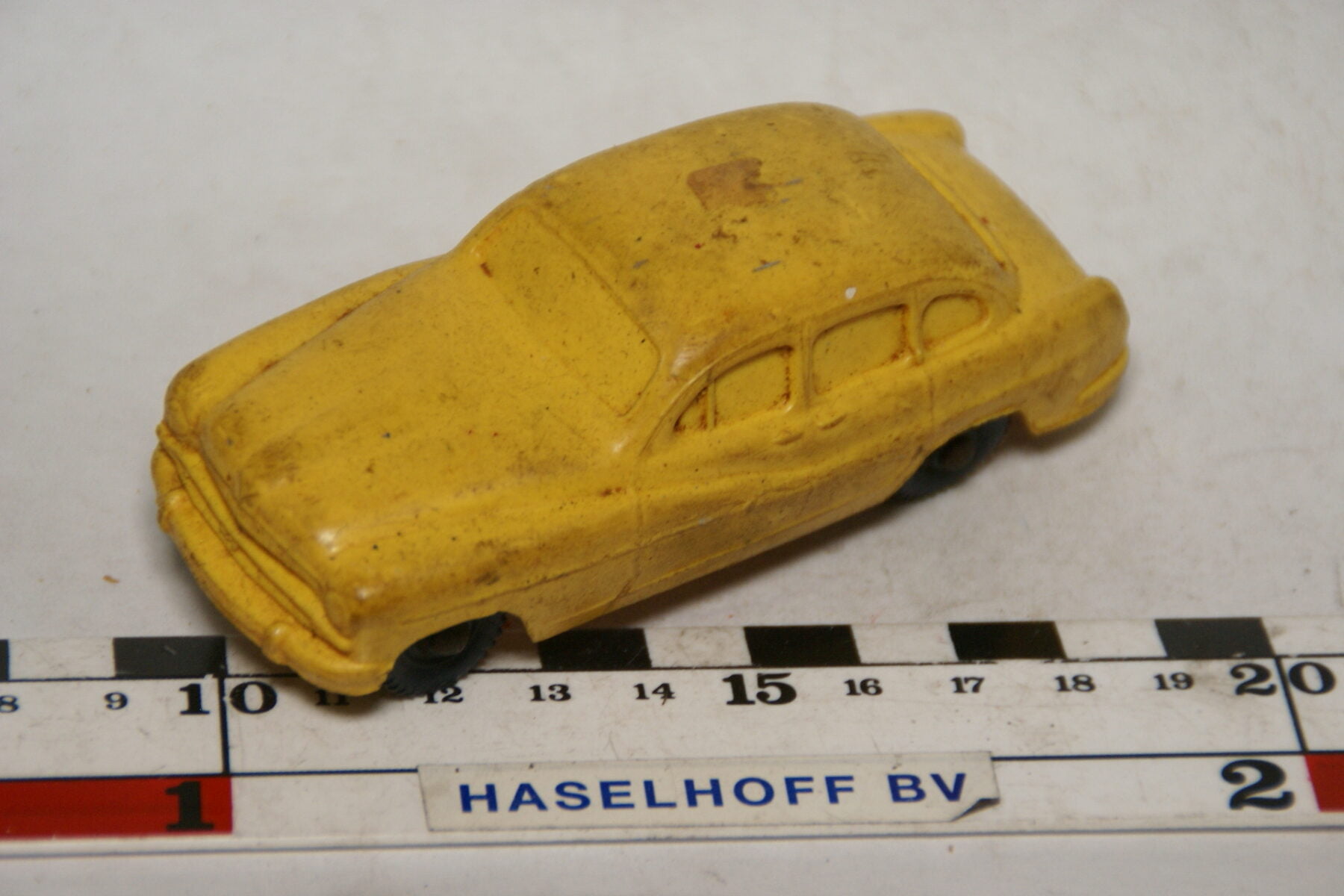 DSC07866 miniatuur Ford Vedette geel 1op43 Tomte Laerdal