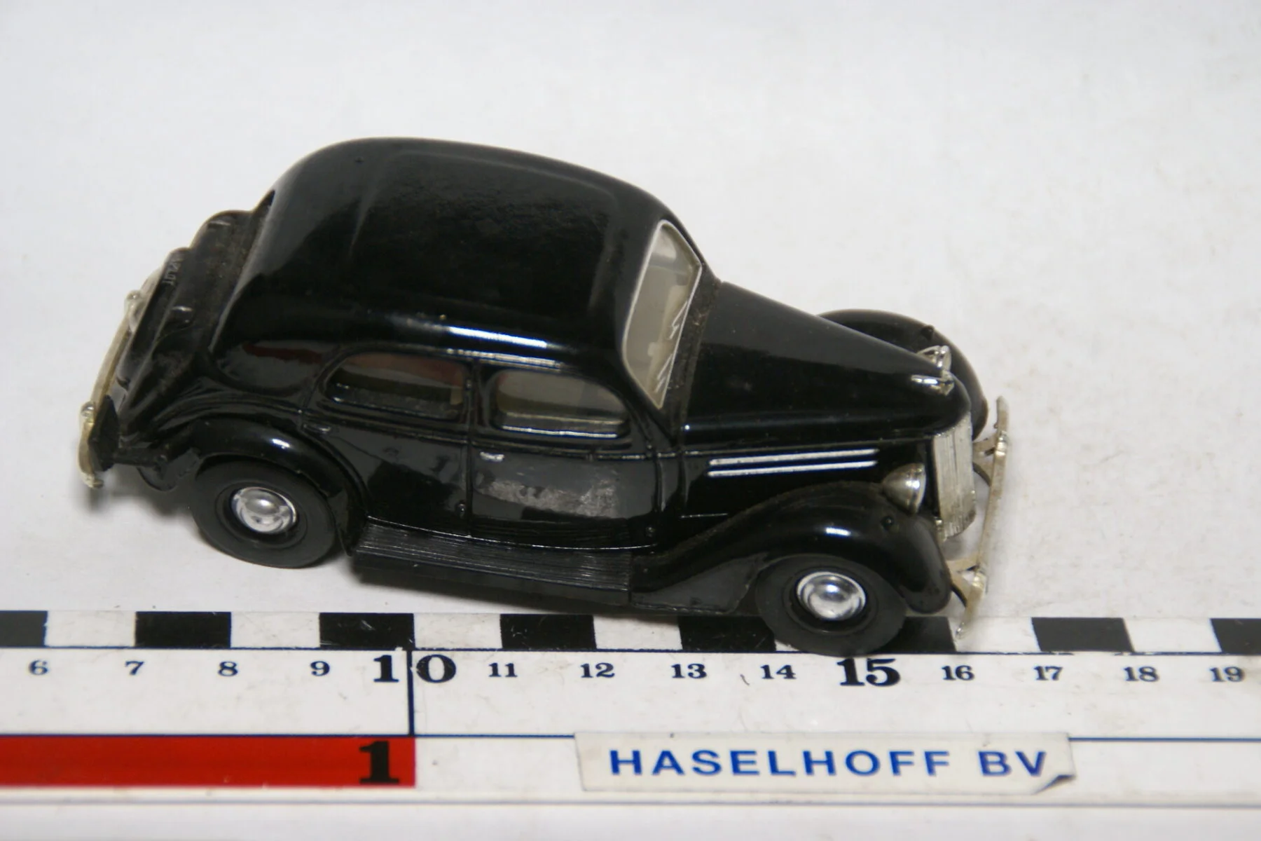 DSC07868 miniatuur 1949 Ford V8 zwart  ca 1op43 Matcbox Dinky mint