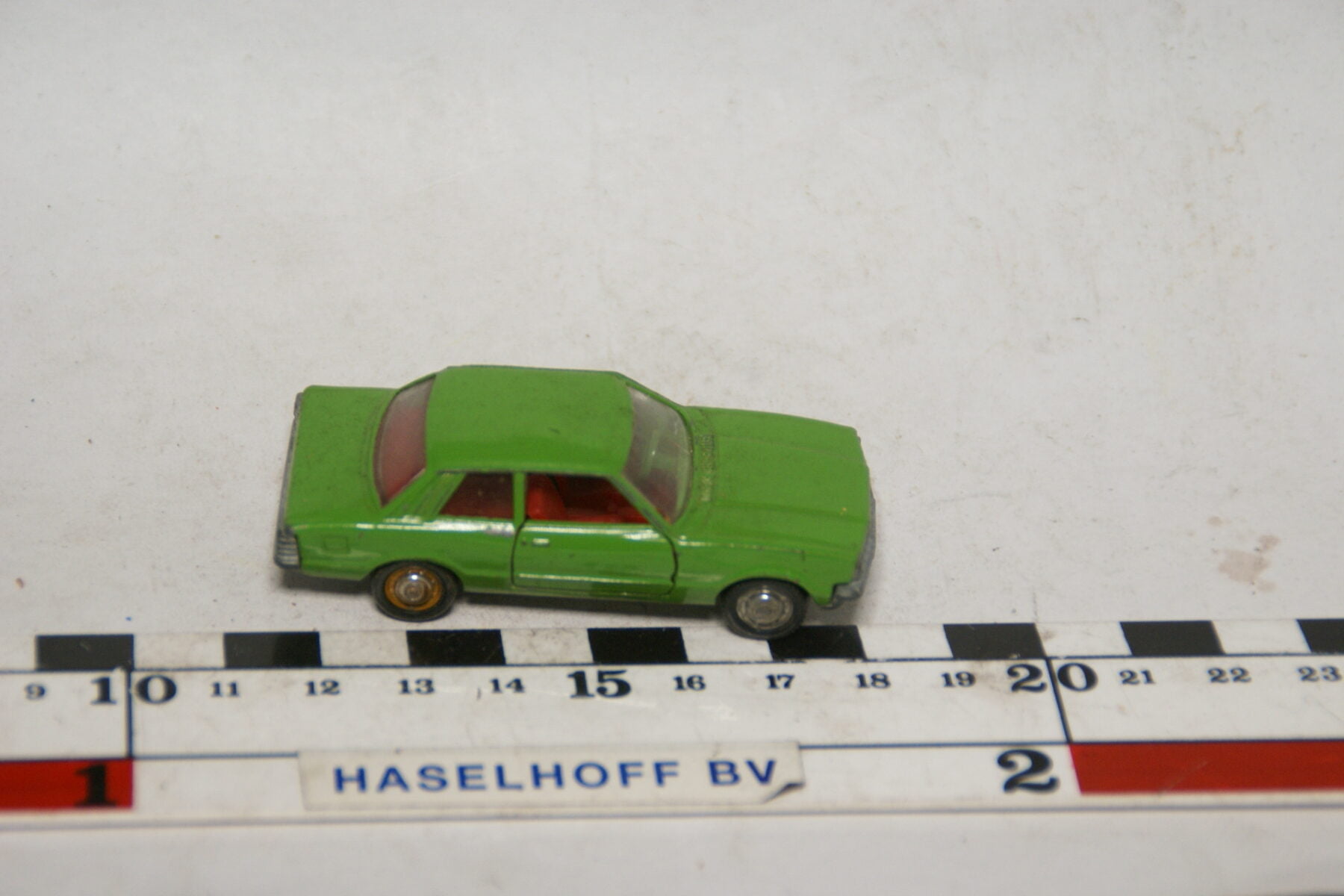 DSC07870 miniatuur Ford Taunus groen 1op66 Schuco