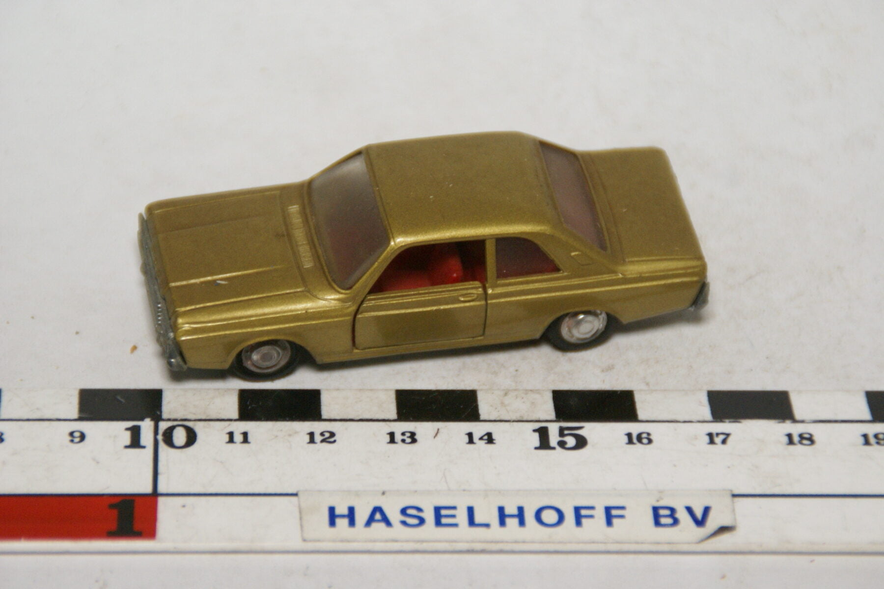 DSC07880 miniatuur Ford Taunus goud 1op66 Schuco mint