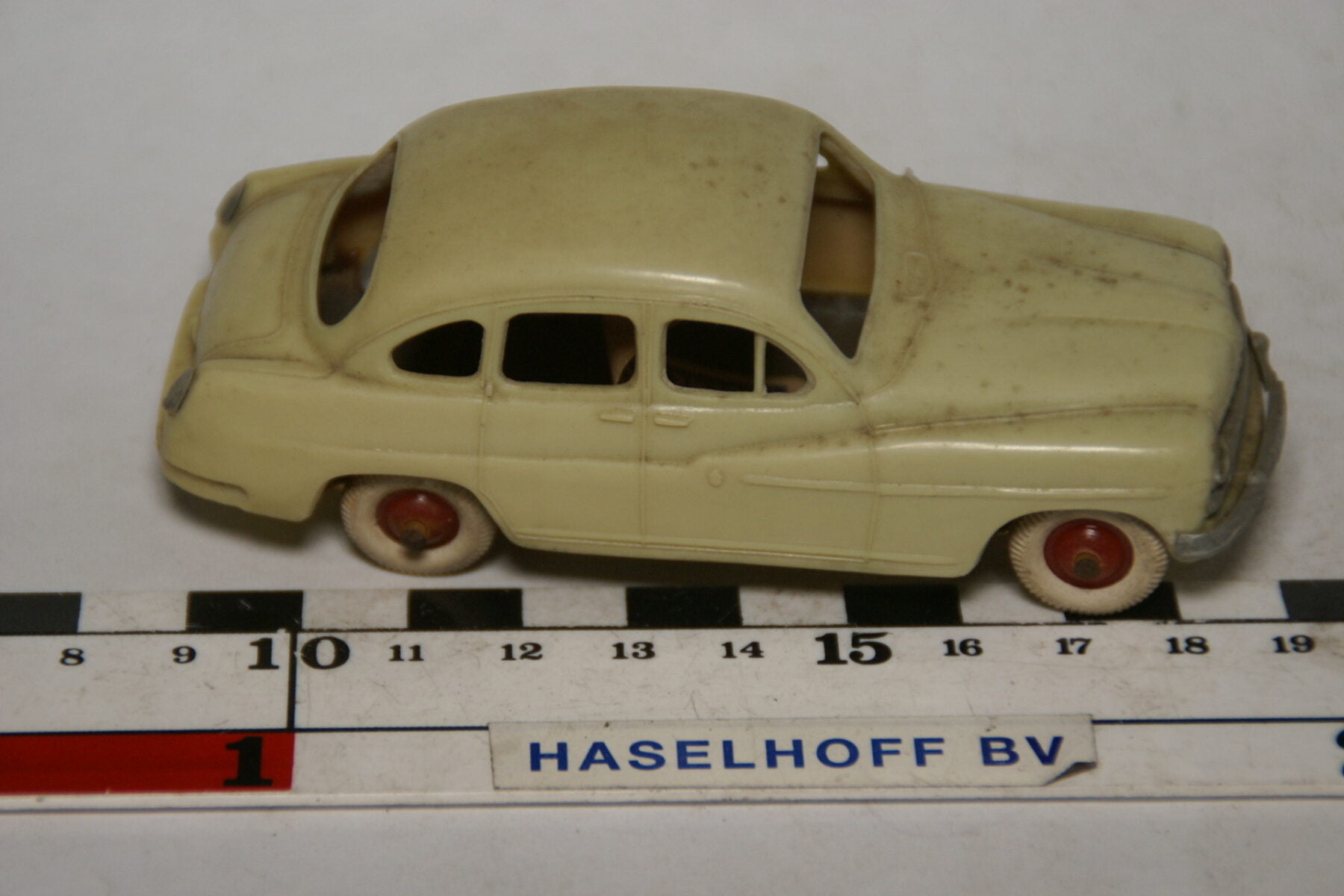 DSC07896 miniatuur 1954 Ford Vedette grijs  1op43 Norev, blikken bodem