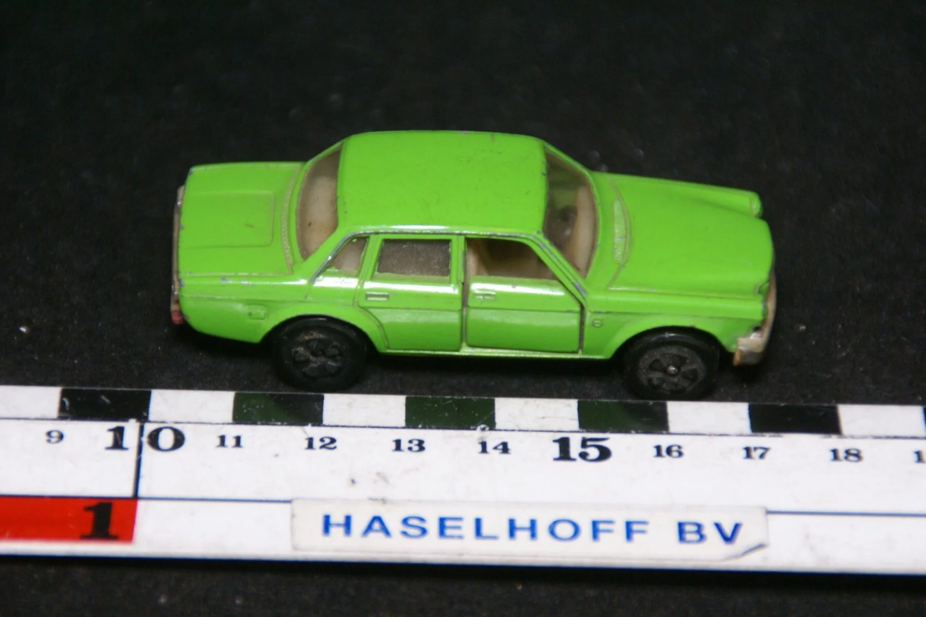 DSC08574 miniatuur Volvo 164E groen ca 1op76 Playart