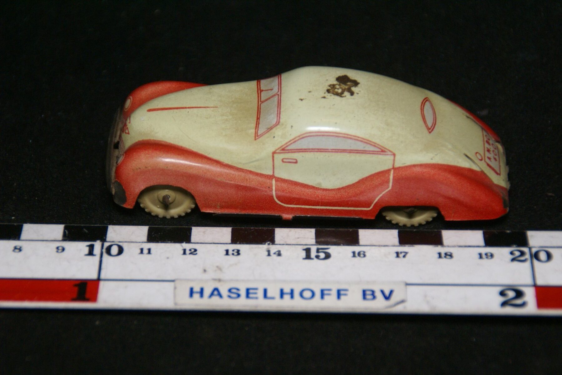 DSC08576 miniatuur auto blik rood wit 40er jaren ca 1op43 AM Italy