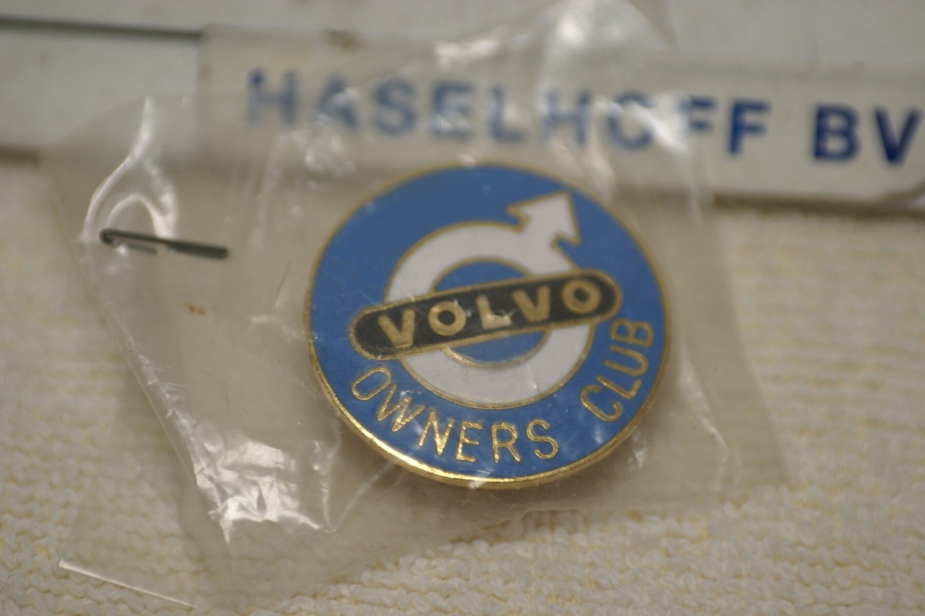 DSC08579 Volvo Owners Club GB pin Mint