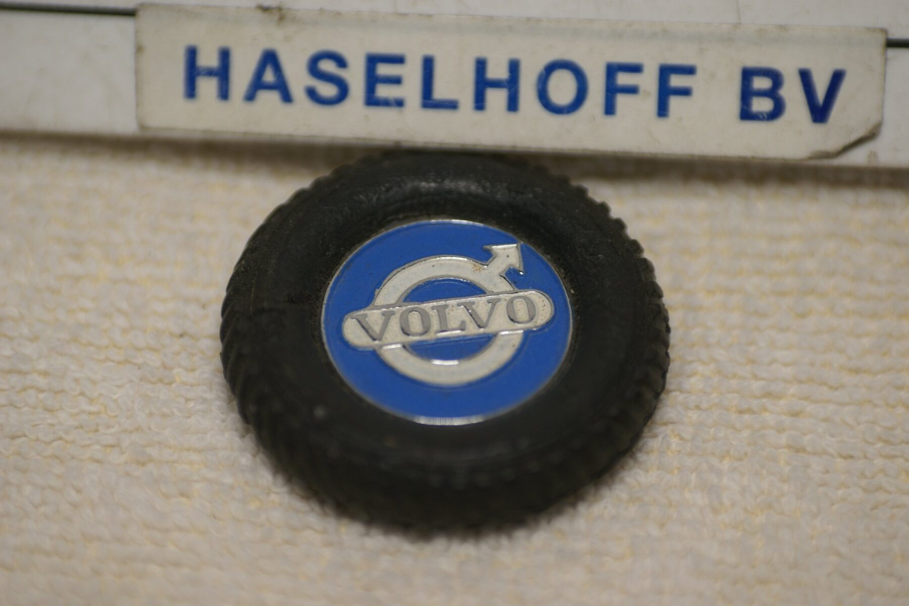 DSC08580 miniatuur Volvo band met embleem ca 30 mm Mint