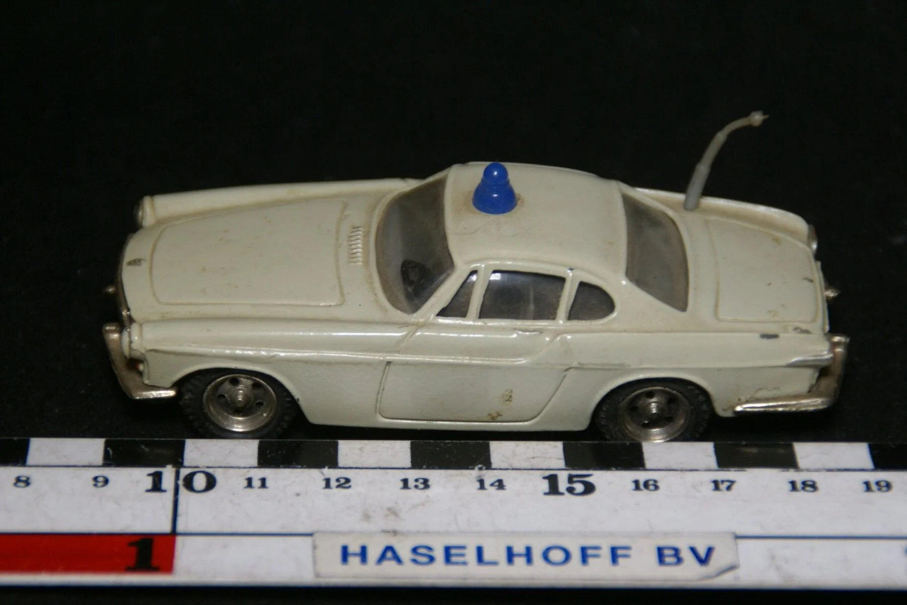 DSC08591 miniatuur Volvo 1800 politie wit ca 1op43 Metosul bespeeld