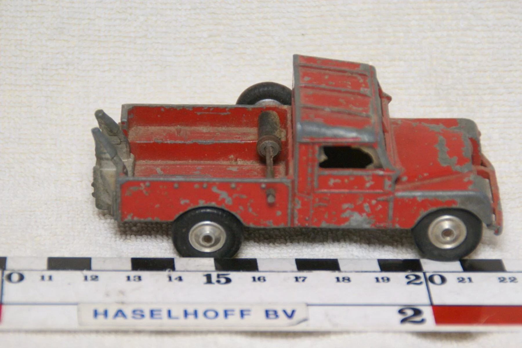 DSC08594 miniatuur Landrover pickup kraanwagen rood ca 1op43 Corgi Toys 109
