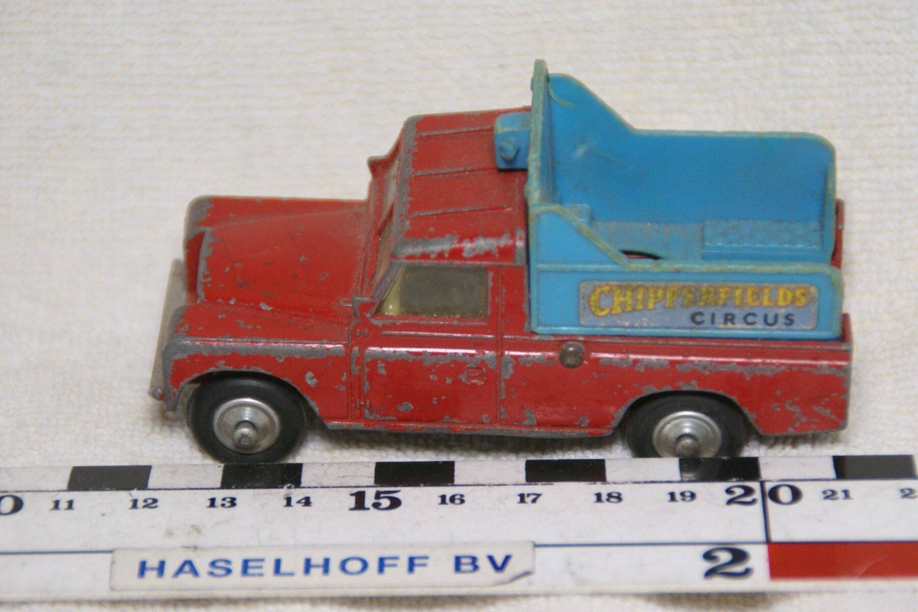 DSC08596 miniatuur Landrover pickup Chipperfield rood ca 1op43 Corgi Toys 109